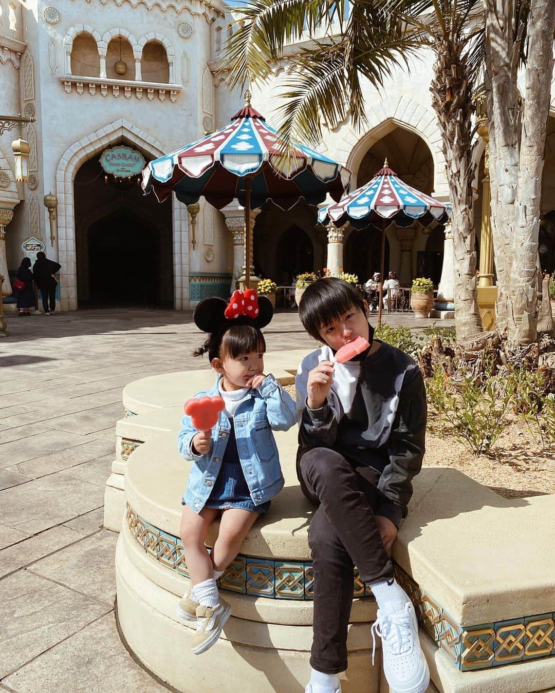 孫きょうのインスタグラム：「レア兄妹ショット🍦✌🏽  私とあんちゃんだけならもうディズニーもついてきてくれない👦🏻だけど、ありさがいるなら(乗り物乗れるし)行く〜とついてきてくれた。ありさとデートしてた🤣 私はその間、ジャスミンのフライングカーペット4回連続乗ったよ👧🏻💗笑  小柄なあんちゃんは初の身長制限90cmぎりぎりクリア✊🏼🎢 腕のバンドをみんなに見せびらかしていたけど、プルートには近寄って見せれない🥺でも見せたいっていう動画。笑  #tokyodisneysea  #tokyodisneyresort  #TDS #disneysea #disney  #年の差兄妹 #3歳 #11歳」