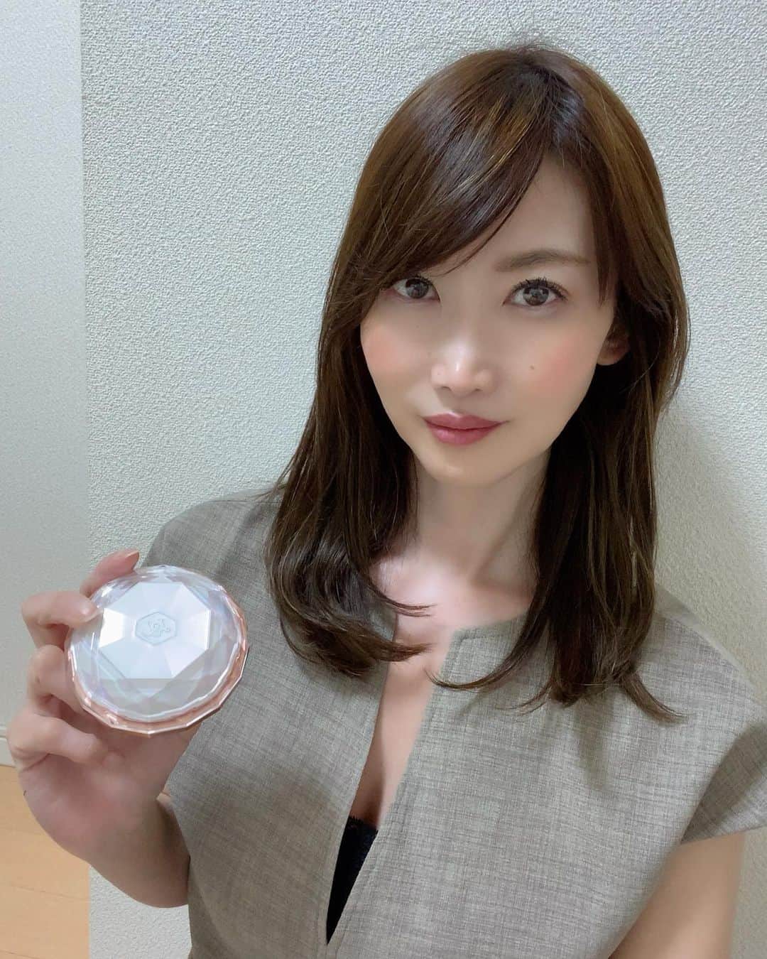 渋谷恭子さんのインスタグラム写真 - (渋谷恭子Instagram)「4月1日に韓国コスメのLUI&LEI @lui.lei_japan が、ついに日本初上陸🎉  女心をくすぐるラグジュアリーなパッケージ😍💕 使う前から、綺麗になれそう〜っていう期待感が凄いの！！  ダイアナジェン ホワイトトリュフセットレーテッド エンハンス クリームはホワイトトリュフ成分がしっとりとしたハリのあるお肌に導いてくれるの！  リッチな成分だから重たい感じかと思ったら、伸びが良くて、お肌への馴染みがとっても良かった😊  塗った後はお肌がしっとり滑らか✨ さらにその潤いを逃さずにキープしてくれる感じ✨  人気の韓国🇰🇷コスメで、日本初上陸って聞いたら、使ってみたい方も多いはず！！  4月7日～13日 大丸梅田店2階にてポップアップ開催してるよ！  購入者の方には豪華なプレゼント🎁  そして何と！ご購入に関係なく ポップアップストアご来者様全員に、韓国でブランド内No.1人気のパック(880円の商品)プレゼント🎁があるそうです😊  梅田まで行ける方は是非行ってみてね💕  #sponsored  #castme_jp #luilei #ルイレイ #dianagen #ダイアナジェン #エイジングケア #韓国 #韓国コスメ #韓国化粧品 #美容 #スキンケア #美容クリーム #弾力 #保湿 #シートマスク #美容マスク #美容クリーム #スペシャルケア #日本初」4月7日 19時05分 - kyoko.86