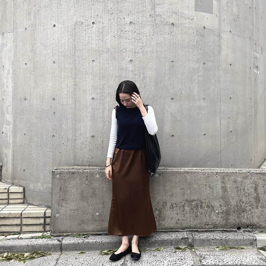 加藤愛里クリスティーナのインスタグラム：「#あいりずクローゼット この前のデートコーデ☺︎💓  私も愛用しまくってる大人気サテンワンピ18時から再販になってます！ その他にも汗が滲みにくい素材のT.ティーシャツと リボントートバッグと、ロングニットワンピも同時に再販になってます！ 是非 @tina_jojun のサイトチェックしてね💓」