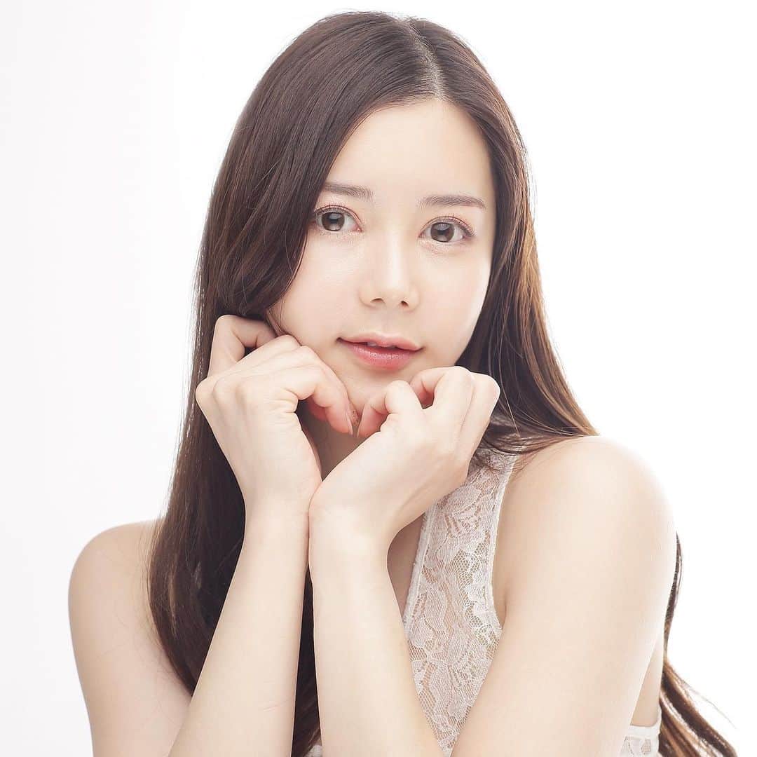 シト山口のインスタグラム：「たまにはこんなのも😊💕✨  Instagramの調子が悪くイイねが付けられません😆💦  model 白峰ミウ @miu_shiromine  hair&make @sst.agram  photo シト山口 @sito_yamaguchi #model #make #fashion #hairmake #photo #profoto #shoot  #instafollow #フォロー  #いいね #モデル #小顔 #スタイル #ヘアメイク #メイク #ポートレート #ファッション #ビューティー #作品撮り #写真好きな人と繋がりたい #撮影 #一眼レフ #モデル募集 #被写体 #グラビア　#ノーブラ #脚長 #セクシー女優 ©︎2021 SITOgraphics All rights reserved.」