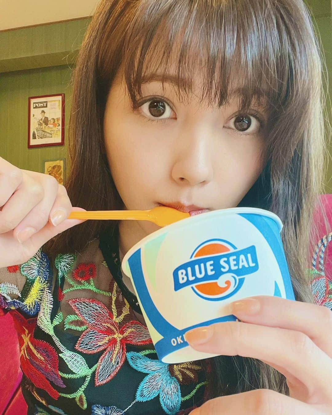 のインスタグラム：「🍨🍦🧊 あたたかいところで撮影してます。 幸せです〜 #ブルーシール といえば…♡  フレーバーは塩ちんすこうと、シークァーサーシャーベット🍋🍪  #シークワサー #シークァーサー  どっちの表記にしていいものか、、悩みますな🤔」