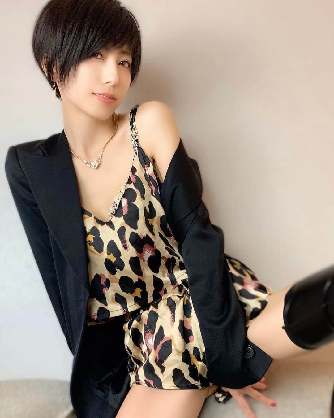 乃亜のインスタグラム：「I like the leopard print❤︎ ・ ・ ・ #portrait #shotting #Japanesegir #followme #インスタグラビア #グラビア #被写体 #AV女優 #セクシー女優 #痴女優 #痴女 #乃亜 #脚フェチ #ニーハイ #レザーニーハイ #太もも #開脚 #ショートヘア #豹柄 #肩出し」