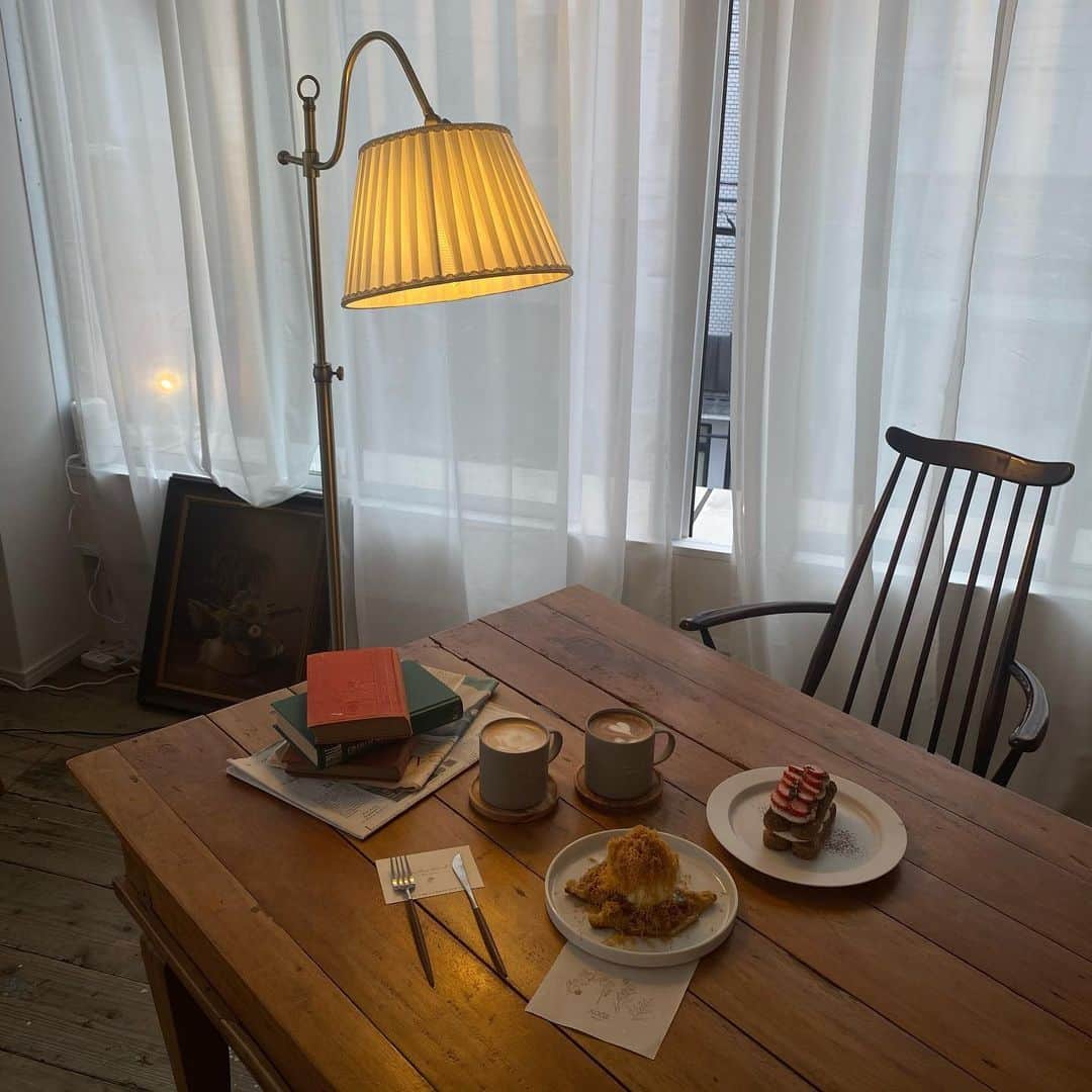 山尾梨奈さんのインスタグラム写真 - (山尾梨奈Instagram)「〻 チーズいっぱい🧀🐀 目の前で削ってもらうの楽しいですよね☺️ . お店のアカウントをフォローすると入れるカフェ  アンティークの家具が可愛くて、 夕方前に入ったからオレンジのライトが際立って ほっこり温かい空間でした！ステキ〜. . これはクロッフルとソンカラティラミス🍽 美味しかったです！食べたことある？. . . #kyoto #京都グルメ #京都カフェ #推し京都 #祇園グルメ #祇園カフェ #韓国カフェ #クロッフル #ソンカラティラミス #ティラミス #アンティーク家具 #unweekendahome」4月7日 19時59分 - yamarina_1210
