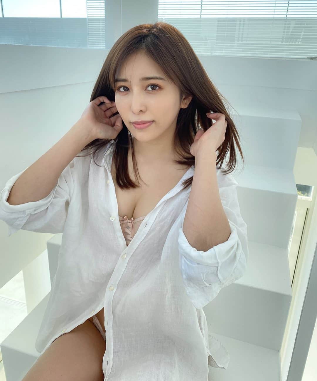 のインスタグラム：「今更ですが、プロフィール画像変えました🐈 髪の毛ふぁさっ どうですか？😌 #週プレ #週刊プレイボーイ」