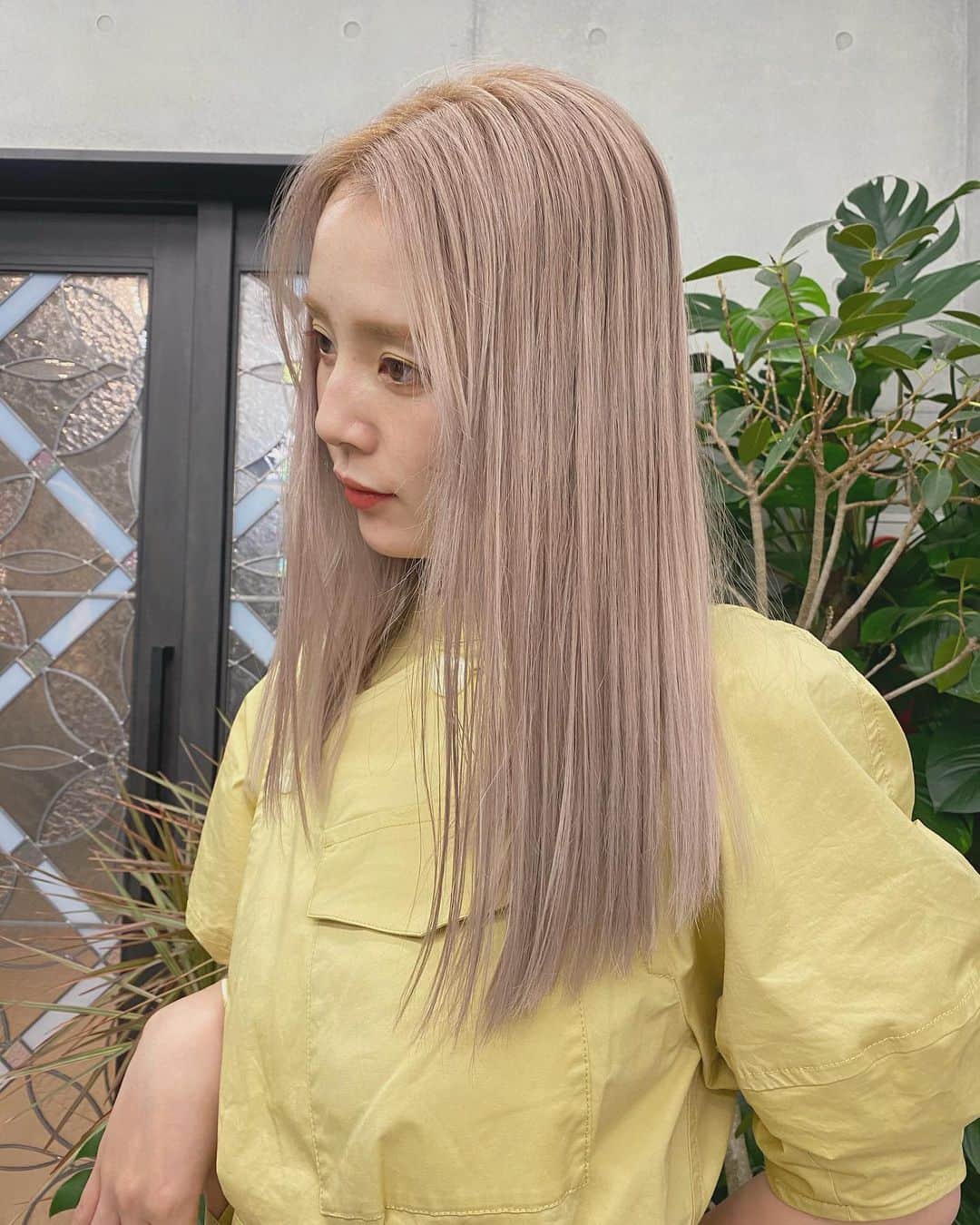 目見田早弥子のインスタグラム：「🥛🕊🤍🐚🌨🥚🩹 @ryo_hair @blink_hair  さらに全頭ブリーチして白っぽく♡ ベース４回くらいブリーチしてると思います💭 ⠀ アイメイクに使ったイエローのアイシャドウと バーガンディのマスカラは @sopo_cosmetics #sopo #ソポ」