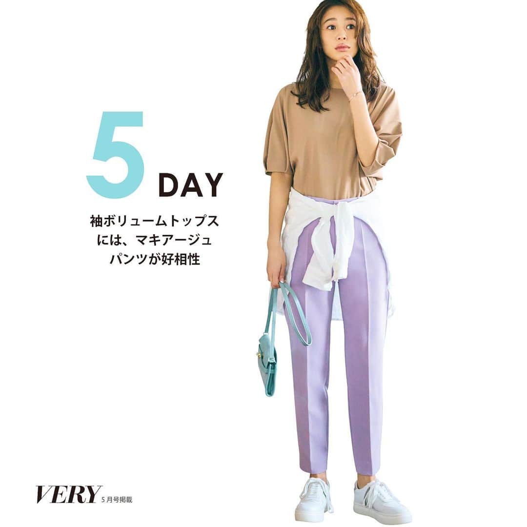 のインスタグラム：「≪LOUNIE Info≫本日発売！VERY5月号掲載の『週5使える"マルチ力"』を磨く連載企画。第3回の主役は、揃えておくとコーデの幅がグッと広がる『きれいめカセット』。  ワードローブはミニマムに、コーディネートはマキシマムに。着回し度抜群のセットアップです✨ 半袖ブラウス、ノースリーブブラウス、パンツ、スカートの4アイテム展開。  そして驚くべきは、その機能性抜群の素材です。『吸湿速乾』『接触冷感』『UVカット』という、これからの季節に嬉しい要素が満載！シワにならないので、洗濯機で洗ってそのまま干しておけばOK👌  こんなにキレイに見えるのに、こんなに楽チン♪この驚きを実感してください✨  5コーデ目は袖ボリュームブラウスとマキアージュパンツとのコーデ。ボリュームトップスにはシンプルなスティックパンツが王道！そして今回のベージュは合わせやすい絶妙なトーンなので、どんな色とも相性抜群✊カラーコーデも楽しめますよ✨ ㅤㅤ Blouse(11227218)¥14300 Pants(11214157)¥18700 ㅤㅤ #LOUNIE#lounie#ルーニィ#2021ss#fashion#40thanniversary#40周年#雑誌very#大桑マイミ さん#カセットアイテム#リラックスコーデ#ベージュ#時短コーデ#速乾#洗濯機洗いok#パンツコーデ#ボリューム袖」