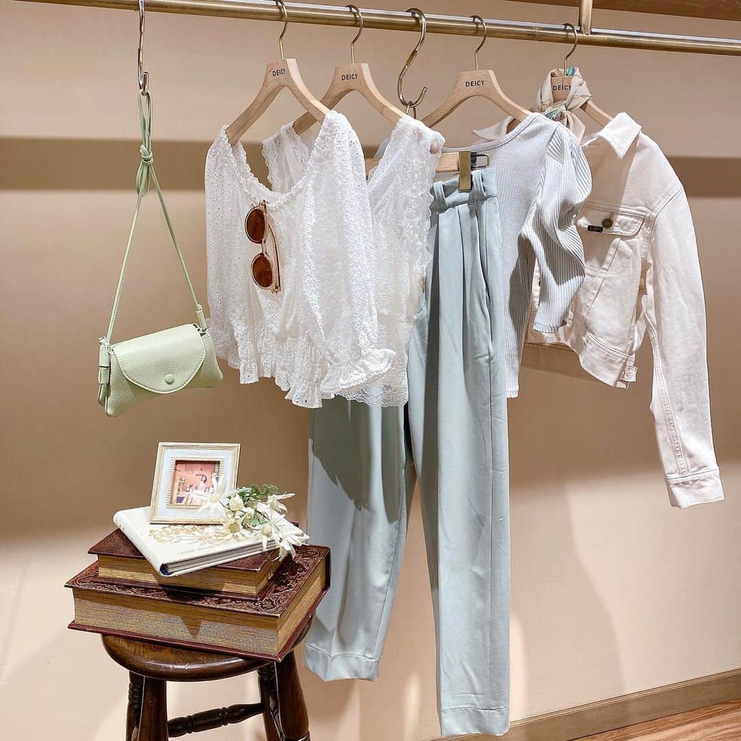のインスタグラム：「. ♡mint×white♡ . パステルカラーのミントと ホワイトを取り入れたコーディネートで 爽やかなstylingはいかがですか？♡ . 《DEICY名古屋店営業時間》  当面の間下記の通りとなります。﻿ ﻿ 11:00〜20:00  ﻿■なお、お客様に安心して﻿ お買物をしていただけるよう、﻿ 新型コロナウィルス感染拡大防止策を﻿ 講じた上で営業いたします。﻿  ﻿ご来店いただくお客様には﻿ ご不便をおかけすることもございますが、﻿ 何卒ご理解・ご協力を賜りますよう﻿ 心よりお願い申し上げます。﻿  DEICY 名古屋店 . #deicy #deicynagoya #nagoya #デイシー #デイシー名古屋  #mecouture #ミークチュール#2021ss #spring  #スプリング  #春先取り #春コーデ #大人レディ#ミント #ホワイト #デニムジャケット #ブラウス #blouse #denimjk #名古屋 #パルコ #名古屋パルコ」