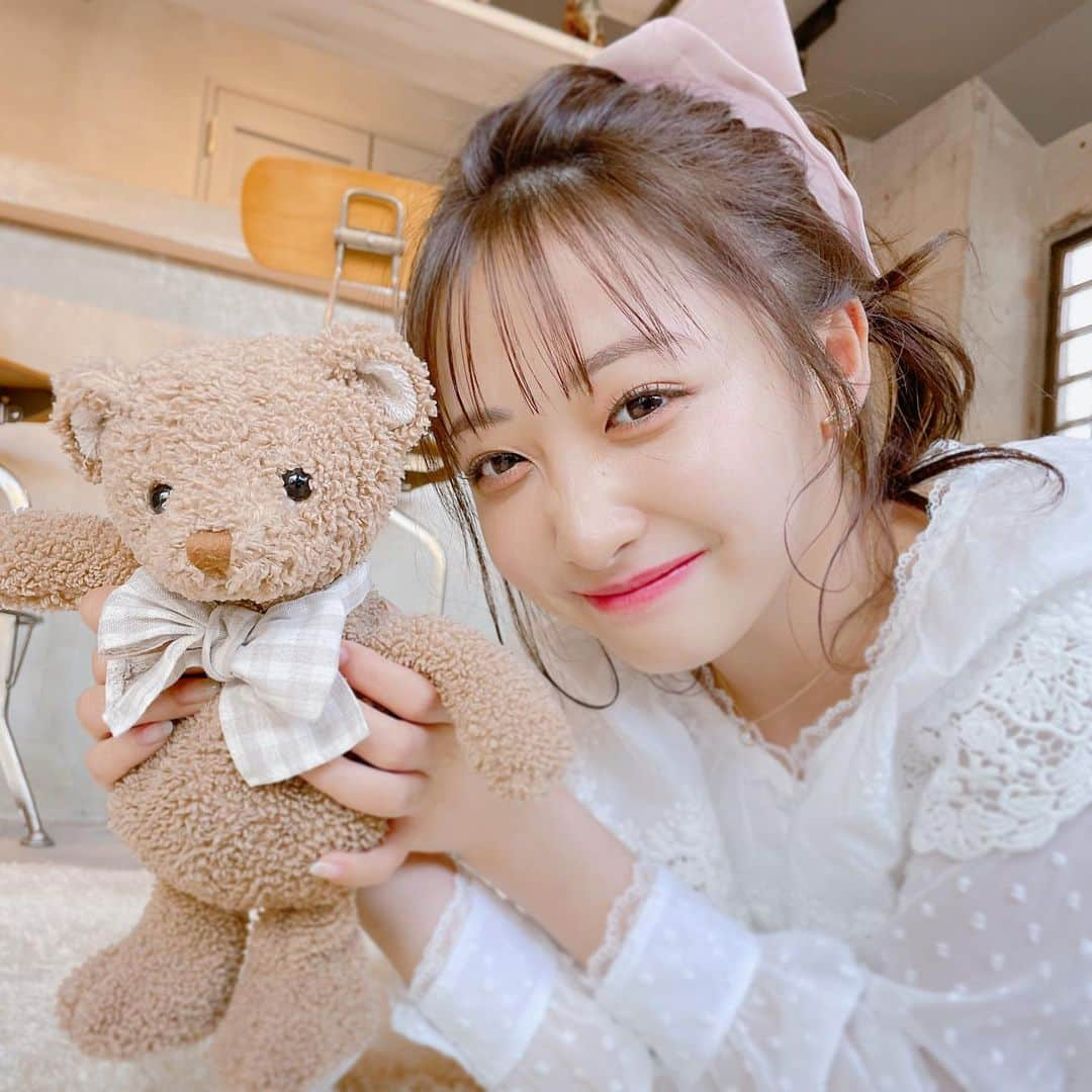 前田渉さんのインスタグラム写真 - (前田渉Instagram)「🧸🎀       お待たせしました！ 翔鈴ちゃん最新作🕊🔔   赤みのないキレイな透明感ベージュに染めたよ🪄💫✨ 名付けて “初夏の風香る夏空ベージュ” です！(翔鈴ちゃん命名😂)💛       この日に撮った別パタの翔鈴ちゃんのBefore→After→Arrangeはこちらに💁‍♂️ @wataru_magic .       🧸🎀 model:かれんちゃん #わたるマジック #わたるフィルター #cachecacheomotesando #make #flyingbelle #jk #tiktok  #youtube #bis #cachecacheoil #larme  #美容師 #前髪カット #アレンジ #カシュモ #石川翔鈴 #可愛い #シースルーバング #ラルム #ヘアアレンジ #シースルーパッツン #ミルクティーベージュ #シースルーぱっつん #カシュカシュオイル #初夏の風香る夏空ベージュ #カシュ次郎 #ポニーテール #今日好き #今日好きになりました #フライングベル」4月7日 20時31分 - cachetaro