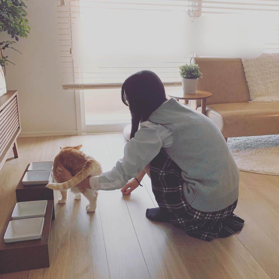 酒井まゆのインスタグラム：「リアルまこちん（←シュガソルの麻琴の名前の由来になった、私の友人の娘ちゃん。今年から高校生）が入学式終わった後に遊びに来てくれたんだけど、顔小さいわ整ってるわ手足長いわ細いわで麻琴っていうより完全に莉華さんサイドだった…😂 今度ポーズモデルしまくってくれる約束を取り付けた！やったー‼️笑  （写真アップ、ご本人と親御さんの許可頂いてます📷お洋服もガチ制服ではないのでご安心を〜）#うめちゃんとまこちん #入学おめでとう㊗️」