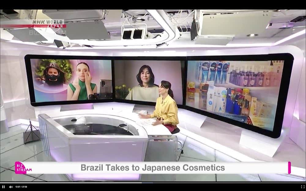 シャウラのインスタグラム：「Have you seen the latest episode of Biz Stream yet? This week we cover everything from AI to beauty in Brazil with our guest Yumiko Murakami. Check it out from the link in my bio. 最新ビズストリームもう見てくれましたか？プロフィールリンクから見てねー！ #nhkworld #bizstream」