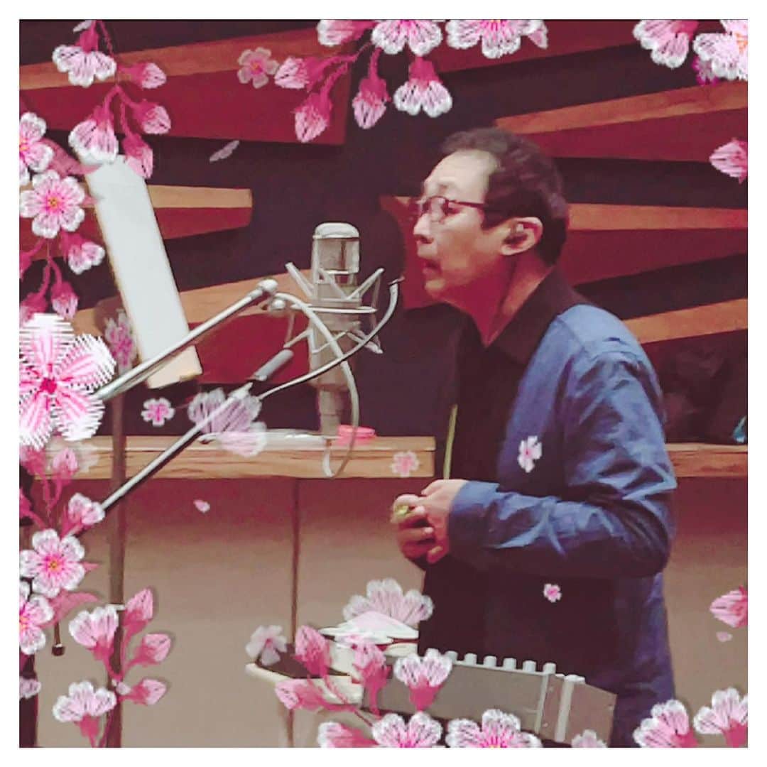 のインスタグラム：「今日もグルグル🌀 スタジオで歌っています🎤 ✨🌀✨動画はＭass@Ｍaniaのミタが、、、👀 . #さだまさし #sadamasashi」