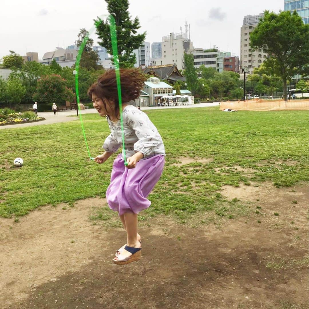 尾崎里紗のインスタグラム：「今日、 久しぶりにのあさんに会えて嬉しかったので・・  4年前にピクニックした時の、思い出深い写真を😁🤳笑 .  #じわる #凄く楽しそう😂 #まえとびは好きなんです笑」