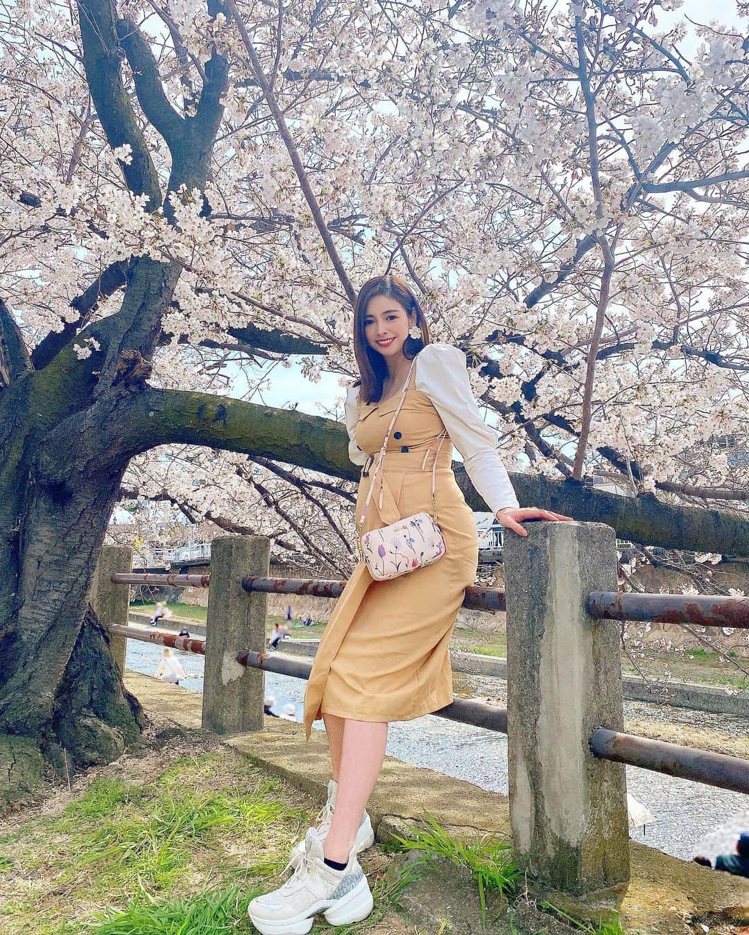 得あゆさんのインスタグラム写真 - (得あゆInstagram)「私の初めてのマタニティーライフもいよいよ終わり🌸 わくわくドキドキの春の始まりです🌸💭 ・ ・ ・ ・ ・ ・ ・ ・ ・ ・ ・ ・ ・ #桜#さくら#お花見#花見#桜並木#ピクニック#神戸#芦屋#芦屋川#春メイク#春コスメ#ピンク#イヤリング#大阪#妊婦#妊婦コーデ#妊婦生活#マタニティー#マタニティーライフ#マタニティーコーデ#インスタ映え#春コーデ#ベイビー#デート#夫婦#sakura#maternity#maternityfashion#maternitylife#earring」4月7日 20時57分 - tokuayu819