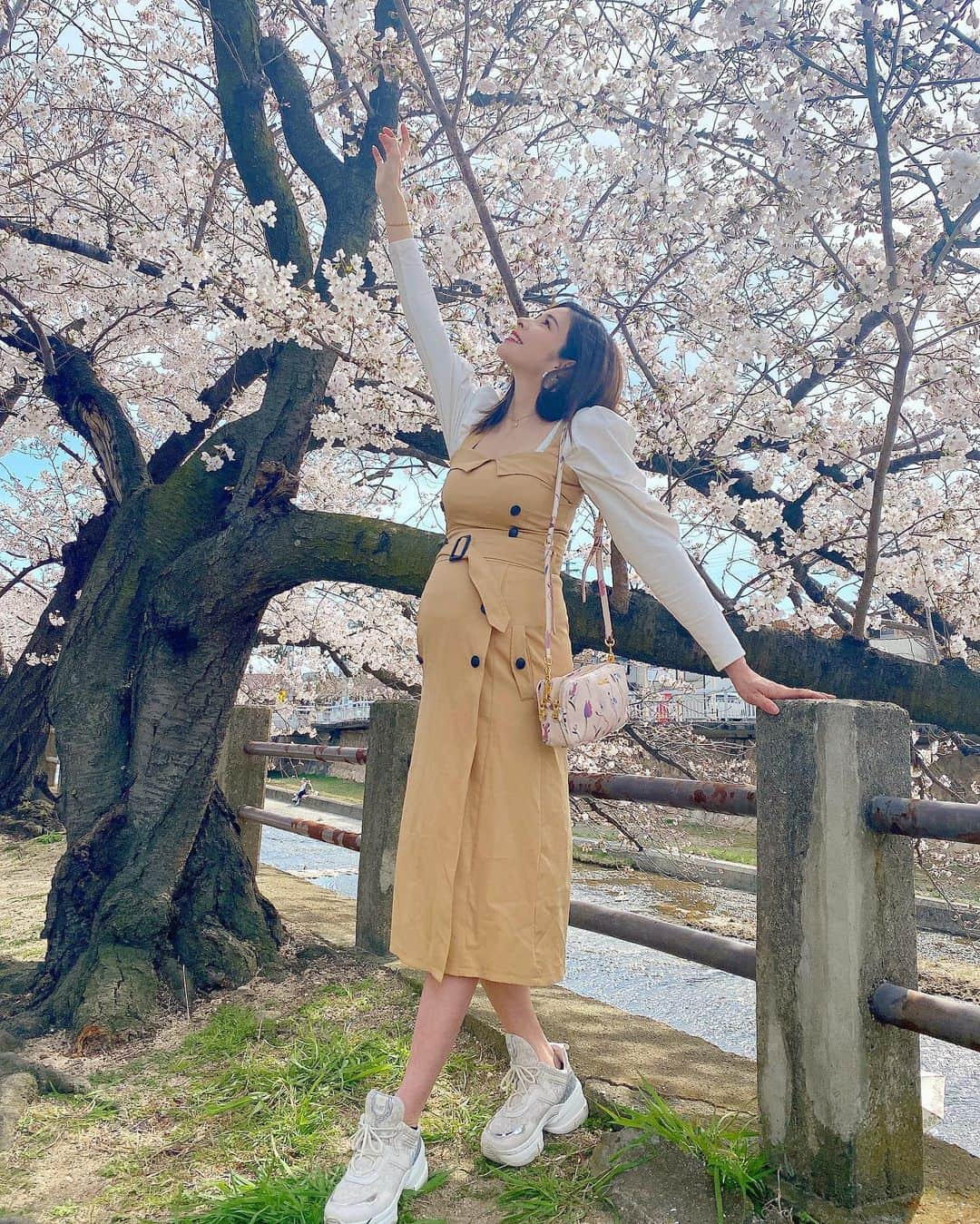 得あゆさんのインスタグラム写真 - (得あゆInstagram)「私の初めてのマタニティーライフもいよいよ終わり🌸 わくわくドキドキの春の始まりです🌸💭 ・ ・ ・ ・ ・ ・ ・ ・ ・ ・ ・ ・ ・ #桜#さくら#お花見#花見#桜並木#ピクニック#神戸#芦屋#芦屋川#春メイク#春コスメ#ピンク#イヤリング#大阪#妊婦#妊婦コーデ#妊婦生活#マタニティー#マタニティーライフ#マタニティーコーデ#インスタ映え#春コーデ#ベイビー#デート#夫婦#sakura#maternity#maternityfashion#maternitylife#earring」4月7日 20時57分 - tokuayu819