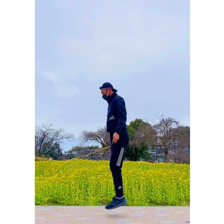 元木行哉のインスタグラム：「「縄跳び、はじめました」w﻿ ﻿ 何十年ぶりでしょう、縄跳びなんて。﻿ こんなにキツイとはーー💦﻿ ﻿ 皆さん、縄跳びやってますか〜？﻿ ﻿ #staysafe #元木行哉 #コロナに負けるな #トレーニング #縄跳び #スポーツ #運動 #二重跳びってこんなに難しかったっけ」