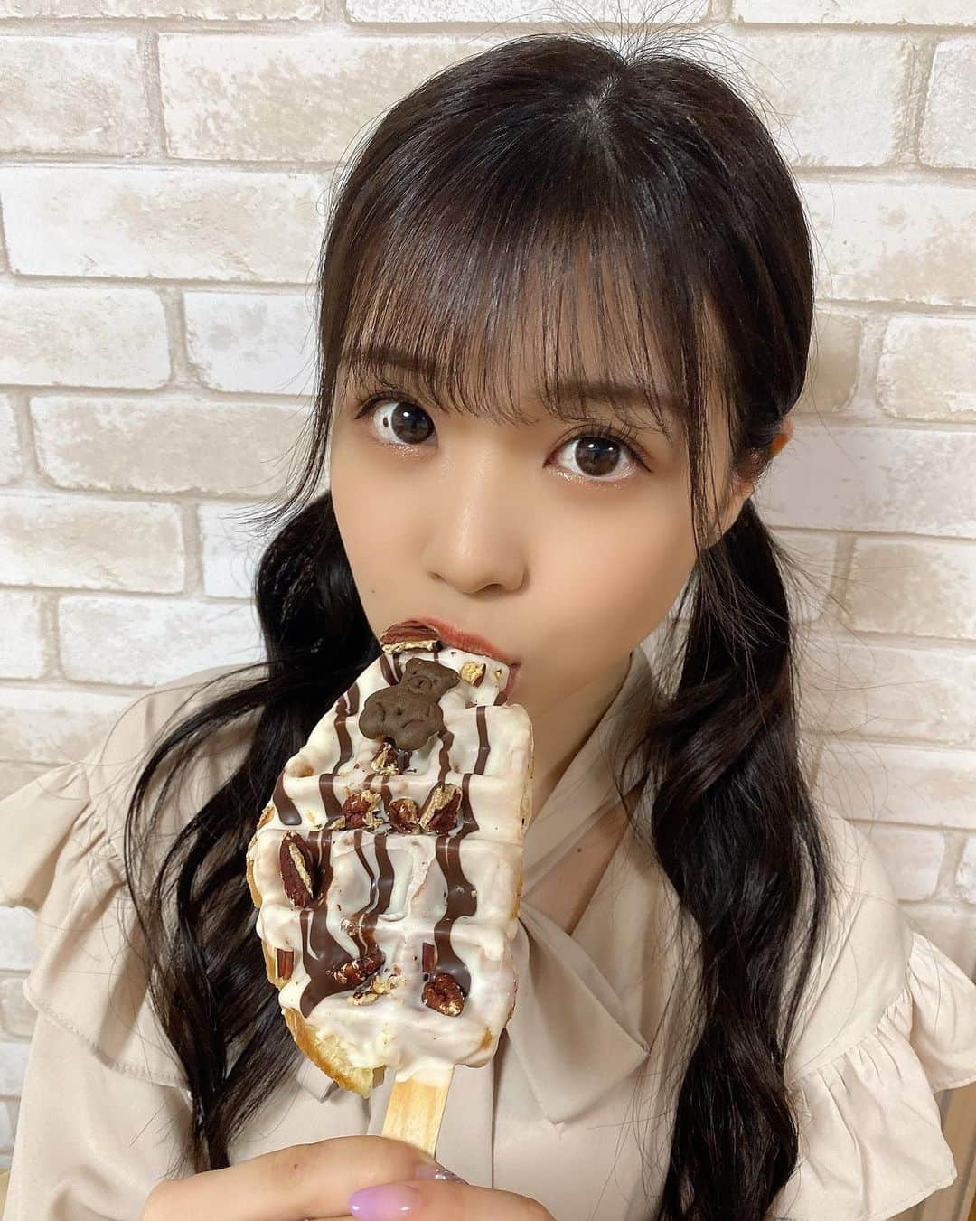 貞野遥香さんのインスタグラム写真 - (貞野遥香Instagram)「☆﻿ 「「欲張りっ🤤💕」」﻿ ﻿ ﻿ ﻿ ﻿ LUCUA 1100にて期間限定オープンしていた﻿ #WAFLA の“クロッフル”！！﻿ ﻿ (芦屋本店、そして堀江店もあるみたいです💡)﻿ ﻿ ﻿ ﻿ ﻿ クロッフルとは…クロワッサン🥐＋ワッフル🧇﻿ ﻿ 『クロワッサン生地を低温発酵させ、﻿ ワッフルマシンでそのままプレスした新感覚のワッフル』…だそうです🤔✨﻿ ﻿ ﻿ ﻿ 1つで満足度100%の食べ応えだし﻿ 3種類ともそれぞれに美味しかった〜😭🤍﻿ ﻿ 見た目も超絶映えでした🌈﻿ ﻿ ﻿ ﻿ ﻿ ﻿ (コメント返しはおやすみです…すみません🥲💦)﻿ ﻿ ﻿ ﻿ ﻿ #LUCUA1100 #ルクアイーレ #期間限定 #クロッフル #クロワッサン #ワッフル #スイーツ #カフェ #大阪カフェ #映えカフェ #映え #甘党 #アイドル #nmb48」4月7日 21時07分 - _haruka_sadano06