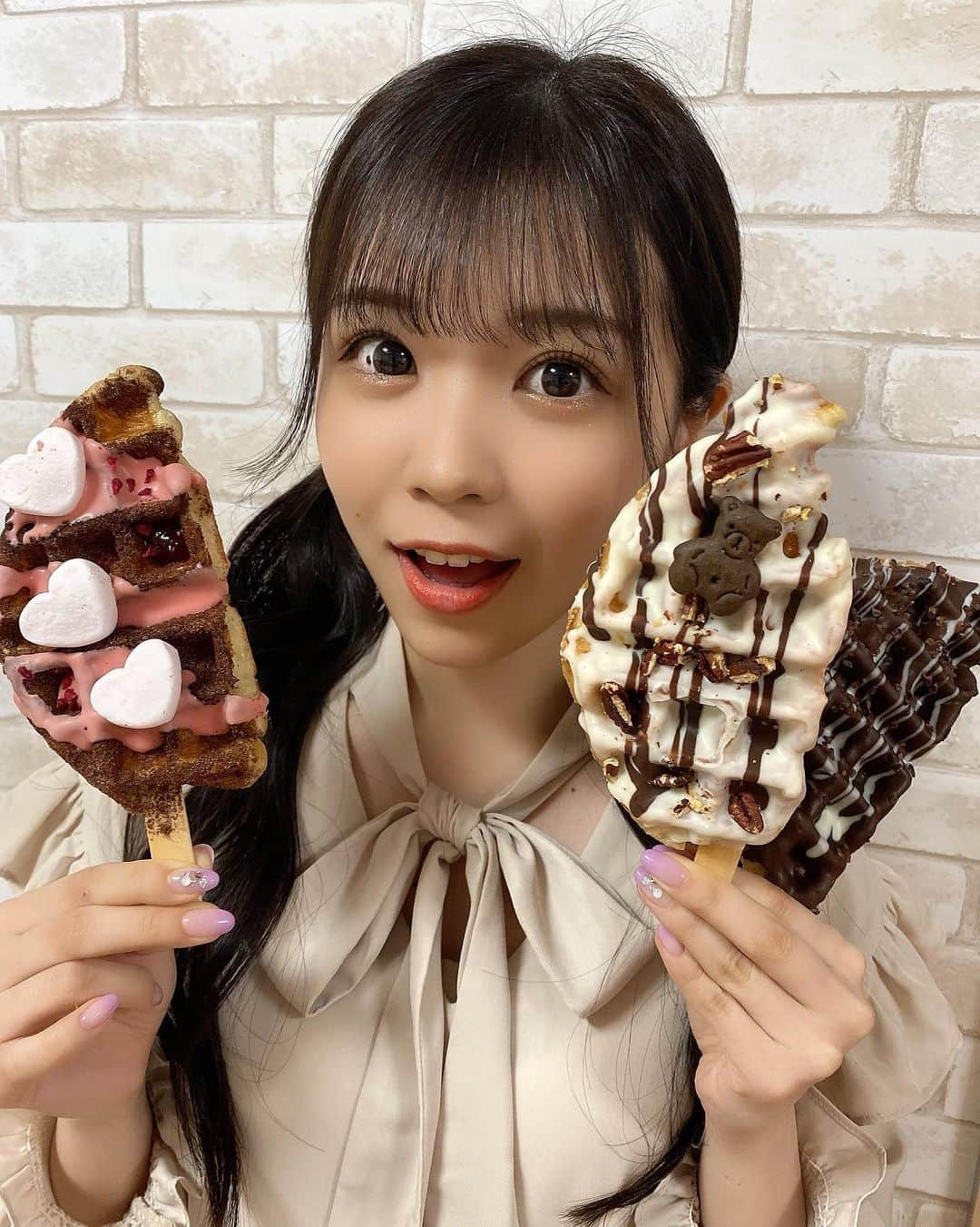 貞野遥香さんのインスタグラム写真 - (貞野遥香Instagram)「☆﻿ 「「欲張りっ🤤💕」」﻿ ﻿ ﻿ ﻿ ﻿ LUCUA 1100にて期間限定オープンしていた﻿ #WAFLA の“クロッフル”！！﻿ ﻿ (芦屋本店、そして堀江店もあるみたいです💡)﻿ ﻿ ﻿ ﻿ ﻿ クロッフルとは…クロワッサン🥐＋ワッフル🧇﻿ ﻿ 『クロワッサン生地を低温発酵させ、﻿ ワッフルマシンでそのままプレスした新感覚のワッフル』…だそうです🤔✨﻿ ﻿ ﻿ ﻿ 1つで満足度100%の食べ応えだし﻿ 3種類ともそれぞれに美味しかった〜😭🤍﻿ ﻿ 見た目も超絶映えでした🌈﻿ ﻿ ﻿ ﻿ ﻿ ﻿ (コメント返しはおやすみです…すみません🥲💦)﻿ ﻿ ﻿ ﻿ ﻿ #LUCUA1100 #ルクアイーレ #期間限定 #クロッフル #クロワッサン #ワッフル #スイーツ #カフェ #大阪カフェ #映えカフェ #映え #甘党 #アイドル #nmb48」4月7日 21時07分 - _haruka_sadano06