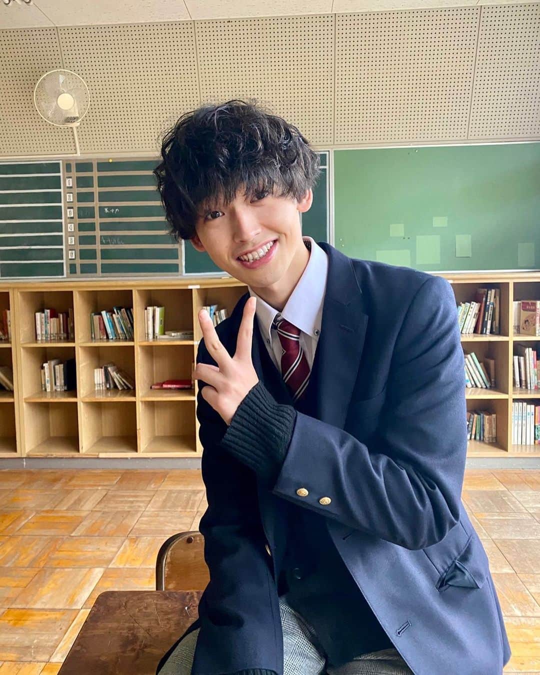 梶田冬磨のインスタグラム：「こんばんは☺︎☺︎☺︎ . いきなり告知ですが、 最終定理論者さんの新曲 『だって仕様がない』のMVに出演しています。 めちゃくちゃエモい作品になってます。 YouTubeにて公開してるので、是非見てください☺︎☺︎ . ところで制服まだいけてるかな。笑 自分では、今の素の気持ちのあり方もあるけど、 だいぶ厳しくなってきてる気がする笑笑 どうかな笑笑 . 本当にいい作品だから見てね☺︎☺︎☺︎ また後日お会いしましょう^_^  #最終定理論者　#だって仕様がない」