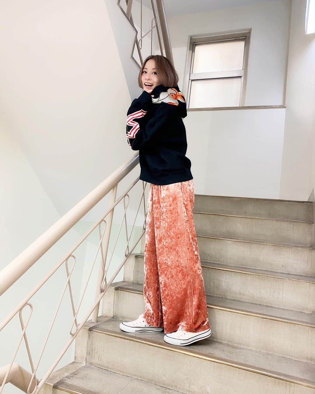 のインスタグラム：「ㅤㅤㅤㅤㅤㅤㅤㅤㅤㅤㅤㅤㅤ #私服戦隊ミヤジマン うさぎかわいいよねうさぎ🐇 ㅤㅤㅤㅤㅤㅤㅤㅤㅤㅤㅤㅤㅤ #ジェンダーレスコーデ #派手服 #派手コーデ #派手髪女子 #派手髪ショート #ボーイッシュコーデ #今日のコーデ #ootd #宮島咲良 #ミヤジマン #ぼっち戦隊ミヤジマン」