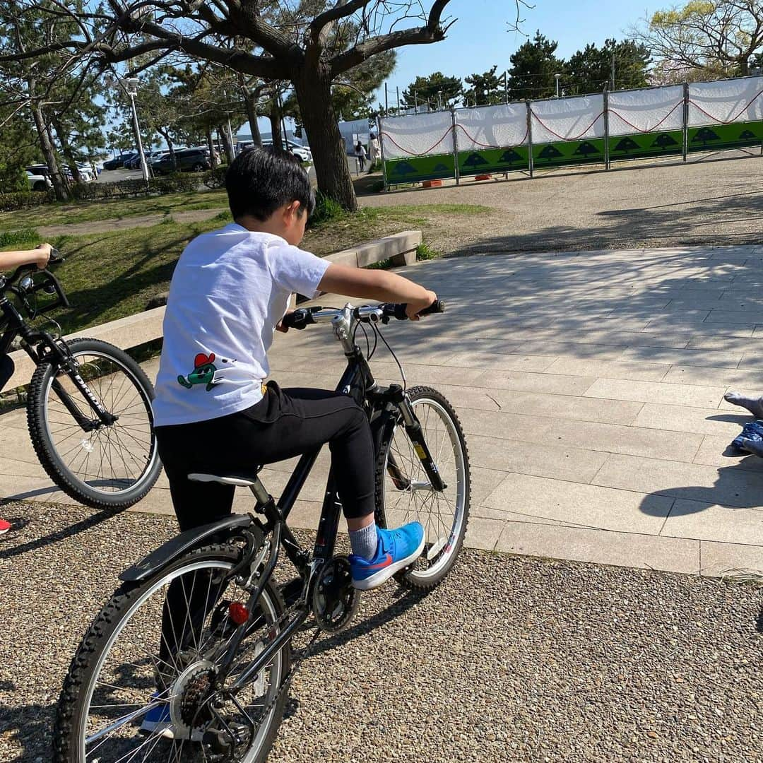 芝本裕子さんのインスタグラム写真 - (芝本裕子Instagram)「春休み最終日。 春休みも、リモートワークしながら、時に付き合ってもらいながら、お友達にもたくさん協力してもらいながら、なんとか無事終了‼️ 公園にも、かなりたくさん行ったし、何気にUSJも息子は2回も行ったし、満足な春休みだったのではないかなと。 明日から三年生‼️もう三年生😆 今年はクラス替えもあるので、息子はドキドキしてる💓 さぁ、明日から新学期スタート💨 二年生の一年は、コロナで休校もあったし、さまざま行事が中止や縮小になってしまったけど、今年は、できるかぎりいろんなことが通常に近い状態で行われますように。  #今夜は早く寝なくては #明日から新学期 #三年生 #shiba_u #春休み公園三昧」4月7日 21時11分 - yukoshibamoto