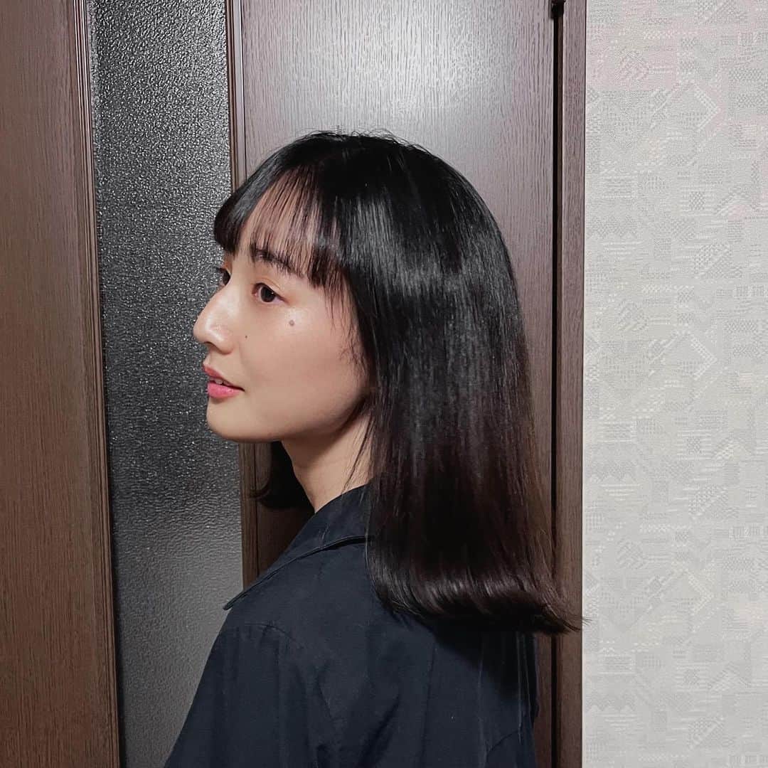 高嶋香帆のインスタグラム：「ミディアムヘアの外ハネちゃんになりました☺️✂️  この短さに慣れたらまだ切るかも🤔  初めて伺ったAir大阪店！ 皆さまとても親切で居心地の良い場所すぎました☺️  @air_yamauchi  #ミディアム #ミディアムヘア」
