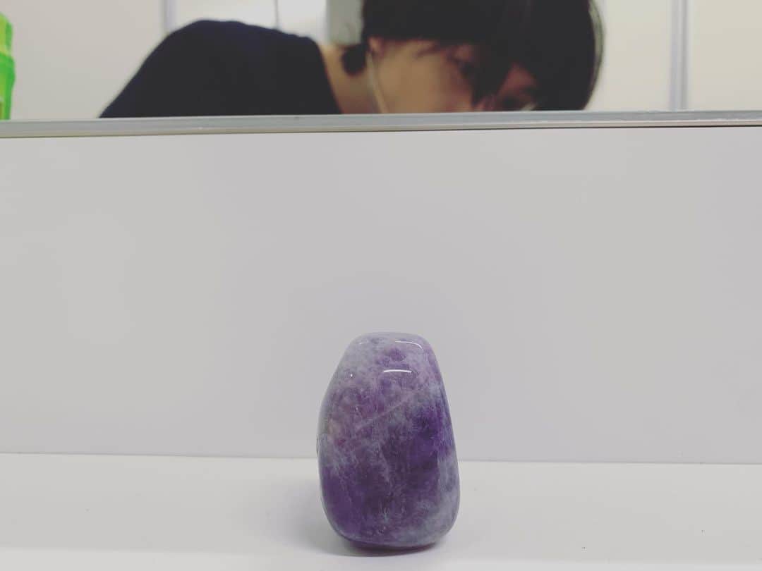 のインスタグラム：「熊本公演ありがとうございました！ 楽屋のお守りAmethyst💜  #刀ミュ#五月雨江#Amethyst」