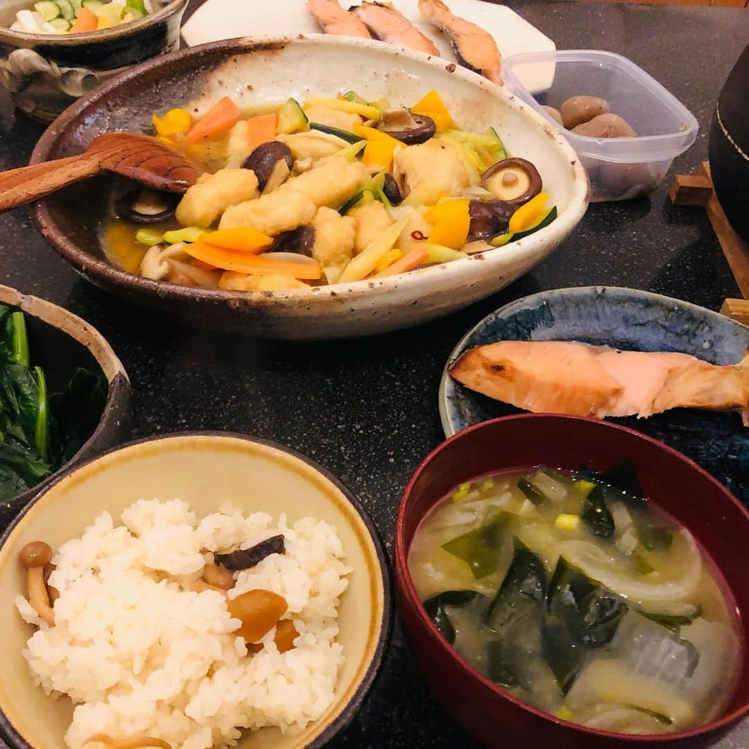 原日出子さんのインスタグラム写真 - (原日出子Instagram)「今夜のご飯🍚 ホワイトデーに頂いた キノコご飯の素で 炊き込みご飯👍 冷凍食品の 白身魚のフライを揚げて お野菜色々とあんかけに 玉ねぎとワカメのお味噌汁 焼き鮭 昨日の残りの のらぼう菜のお浸し 買ってきた いろんなお野菜のお漬物 市販の 炊き込みご飯の素でも 土鍋で炊くと とっても美味しい💖 みんな 大満足😊  #お家ご飯 #家族でご飯 #かあちゃんの味 #冷凍食品アレンジ #お味噌汁 #塩鮭 #日本のご飯 #毎日を楽しく #幸せのレシピ #今日食べた物が明日の身体を作る」4月7日 21時19分 - hara_hideko