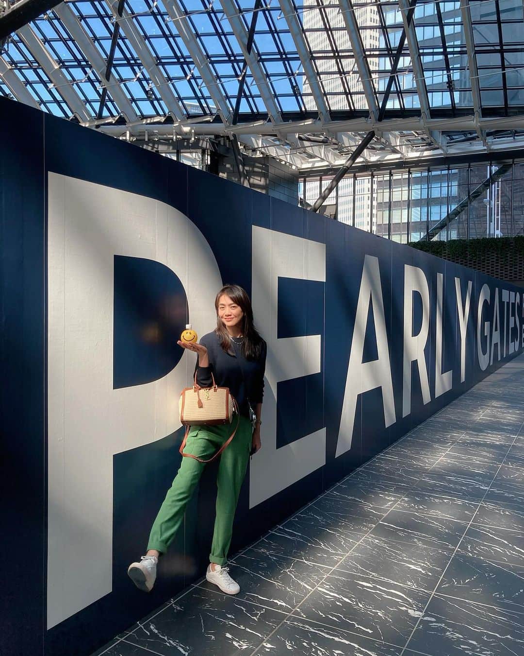 のインスタグラム：「@pearlygates_official  #パーリーゲイツ 2021AW 展示会　へ  #golfwear   #pearlygates  いい大人も走りたくなる🏃‍♀️💨😆 巨大スペースに巨大ロゴ @hibinoya さん  🏌️‍♀️⛳️🏌️‍♂️ #お洒落で楽しい😊 #ゴルフウェア #ゴルフ好きな人と繋がりたい  可愛いPGスマイル😍 お水を貰って帰りました」