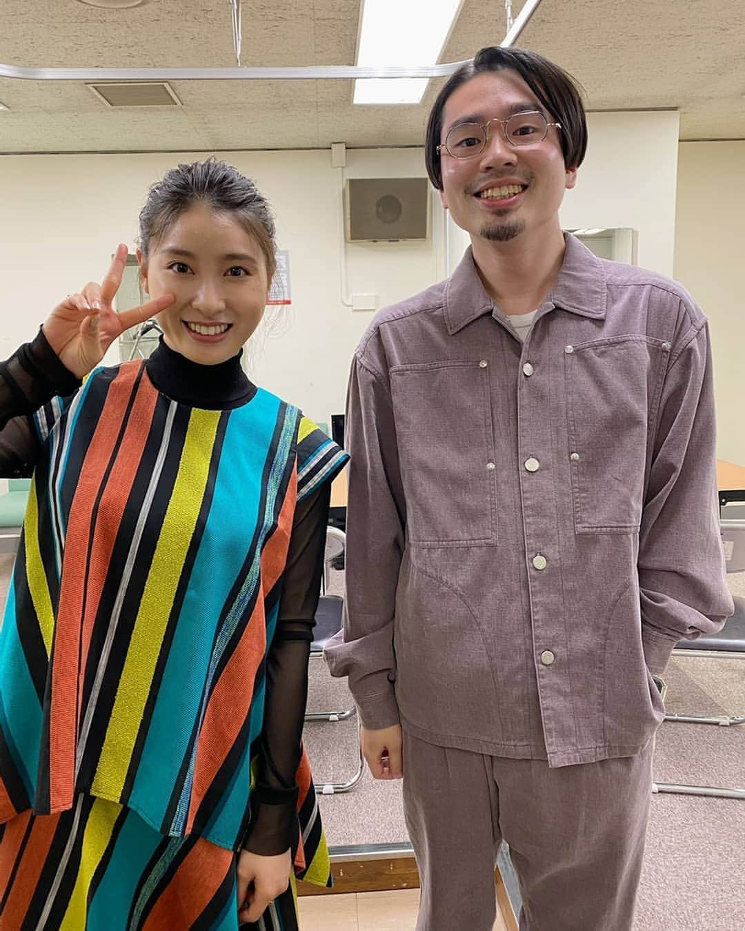 のインスタグラム：「新しい環境で 懐かしい環境の人に出会うと あったかい気持ちになります🌷✨✨ . この写真はシブヤノオトの日☺️ 新年度、新MC、と 新しいことがいっぱいでハラハラしていたら、 OKAMOTO'Sのベーシスト、 ハマ・オカモトさんが 挨拶に！といらしてくださいました🎸 本当に本当に本当にありがとうございます😭🙏✨ . 同じ事務所の先輩でもあり、 なんと学校の先輩でもあり💡 ものすごく嬉しかったです…！！！ またお会い出来ますように☺️🙏✨ #okamotos #ハマオカモト さん @hama_okamoto」