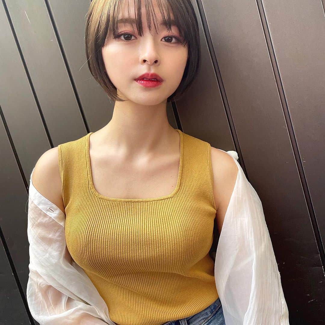 かおりのインスタグラム：「・ ・  最近撮影でよくノースリーブ着る🌼 夏が待ち遠しいな〜  #ノースリーブ　#シャツ」