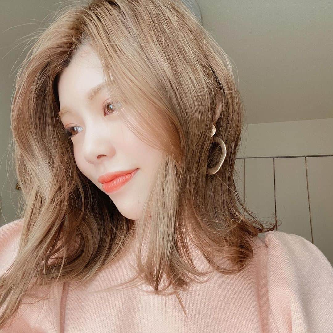 池田真子のインスタグラム：「「感謝できることが幸せ。」 ． ． 昨日自分なりに頭の中を整理していて、改めて感じました。 ． ． お仕事をさせて頂く中で、 考え方や感じ方とか、色んな部分で 日々自分の中でも変化が起こってる気がする。 ． ． ． 昨日はとある企業さんとの打ち合わせがあって、 このお仕事を頂けたきっかけについて 話を聞けば聞くほど本当に素敵なご縁だなと感じて、 とてもありがたく貴重な時間でした。 ． ． ． いつもお仕事をする上で ワクワクしたり、何かが形になったり、 その先で喜んでくださる方々もいたり、 ． そうやって自分も幸せを感じられる度に、 それ以上の感謝の気持ちが心の中から 溢れて出てくるような感覚になるんです。 ． ． ． 「嬉しい！楽しい！幸せ！」 って言う感覚を超えるくらい、 「もうほんとうにありがたい！！✨」 ． っていう感じ。 ． ． イメージで言うと 自分ではコントロール出来ないくらい、 自分から何かエネルギーが溢れて 放っていそうな感覚で、、、 ． (って伝わりにくすぎるね😂) ． ． イメージや感覚を言葉にするのは難しいけど、 みなさんも自分が幸せを感じた時に、 ありがたさで溢れていることはないですか？ ． ． ． ． たくさんの人や出来事も含めて、 色んなことに感謝できるようになった先で、 その感謝できることこそが 幸せなんだと気づいた時は、 また更に幸せな気持ちで いっぱいになっていると思う。 ． ． ． とにかく私は今、幸せでいっぱいです。 ． ． ． ． これからも色んな変化を楽しみながら、 たくさん感謝出来るような人生にしていこう🌱 ． ． ． ． ． またみなさんに 嬉しいお知らせができると思うので、 楽しみにしていてください🌼 ． ． ． ． ． #いまおもうこと #感謝の気持ち #自分磨き  #自分と向き合う #自分らしく生きる #池田真子」