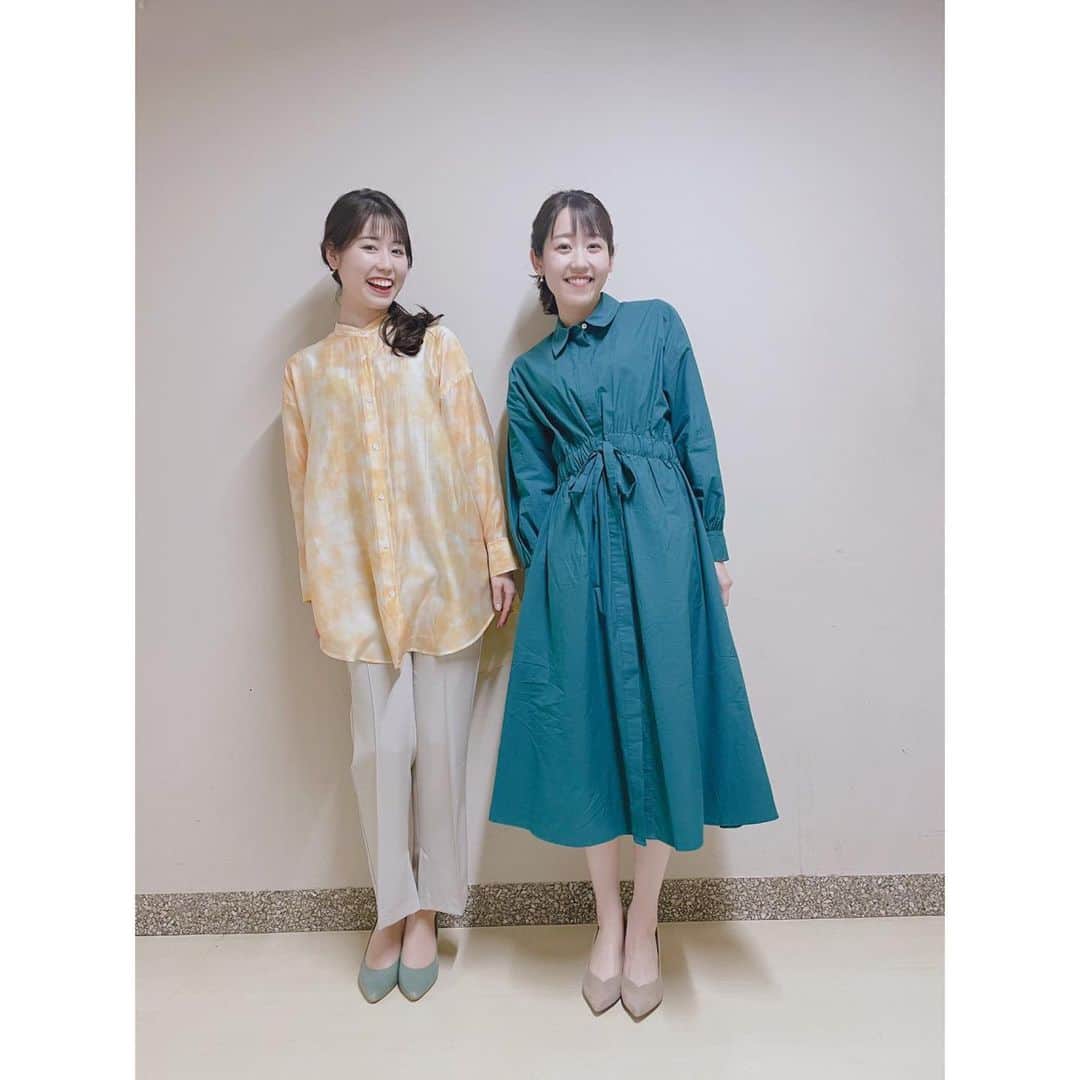 河村綾奈のインスタグラム：「仕事終わりに中根アナと2ショット📷 二人一緒になると、すぐにおふざけがはじまります。🥰 写真なのにぐるぐる回転。 いつもひとりじゃないと思えるので、 同期って本当に大切な存在です(*^^*)  8年目もがんばろう〜♪ 時の経つスピードが年々はやまっています💨」
