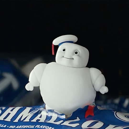 キャリー・クーンのインスタグラム：「What’s sweet, small, naughty and not a toddler? 🔥The Mini-Pufts are out of the bag! Don’t miss #Ghostbusters:Afterlife only in theaters this fall.」