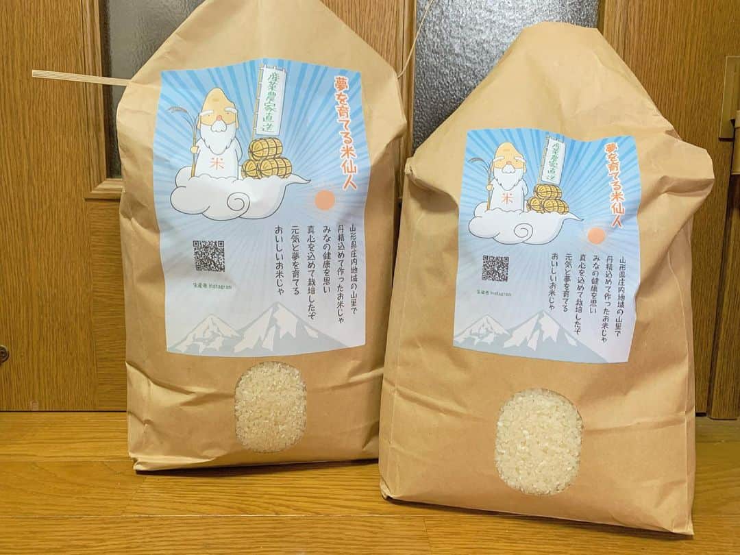 佐藤彩香さんのインスタグラム写真 - (佐藤彩香Instagram)「・ ・ ・ 一輪車のお友達(@yutoabe037 )がお米🌾を作っててこの間送ってくれました☺️ ・ ひとめぼれとはえぬきの2品種あって食べたんだけどどっちもめちゃくちゃ美味しかった😆！ ・ お米が光ってるし、とっても甘くてお米ってこんなに美味しいんだ！！と感動しました🥺笑 ・ なのでみなさんにおすすめしよ💗！って思って☺️ ・ どっちも好きだけど個人的に好きだったのはひとめぼれ😘 ・ DMでの注文もオッケーで食べチョクとかレットっていうアプリでも販売してるみたいなので食べて一緒に感動しよう🥺？笑 ・ ・ 私も今あるのがなくなったら 注文しよーっと😊！ ・ ・ #お米 #ひとめぼれ #はえぬき #産菜農家直送 #山形」4月7日 21時57分 - ayaka_01_sato