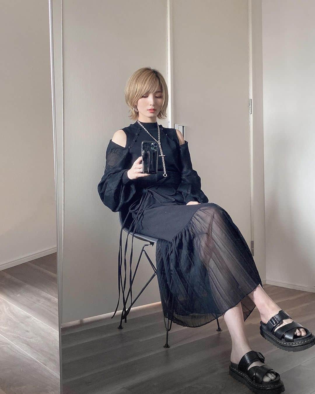 サキのインスタグラム：「. All Black 🥀」