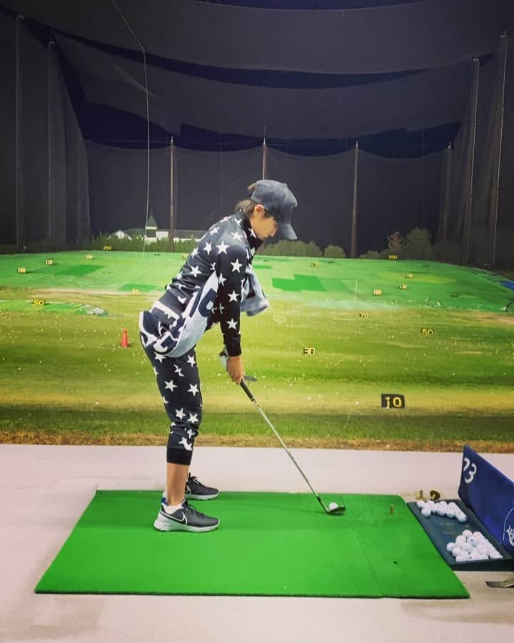 藤本麻子のインスタグラム：「夜練🏌🏻‍♀️ . 橋本大地さんに教えてもらった練習法🏌🏻‍♀️ @daichi19721013  私は、すぐオーバースイングになるクセがあるけん 右脇があかんよーにタオル挟んでコンパクトに💪🏻😉」