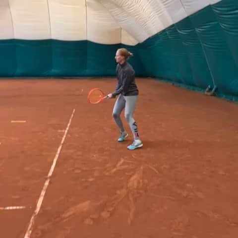 アリソン・バン・アイトバンクのインスタグラム：「Clay court -> dropshots 😍 @fordabautomotive @filatennis @headtennis_official @wcupnutrition @tenniscomfort @robindhoe」