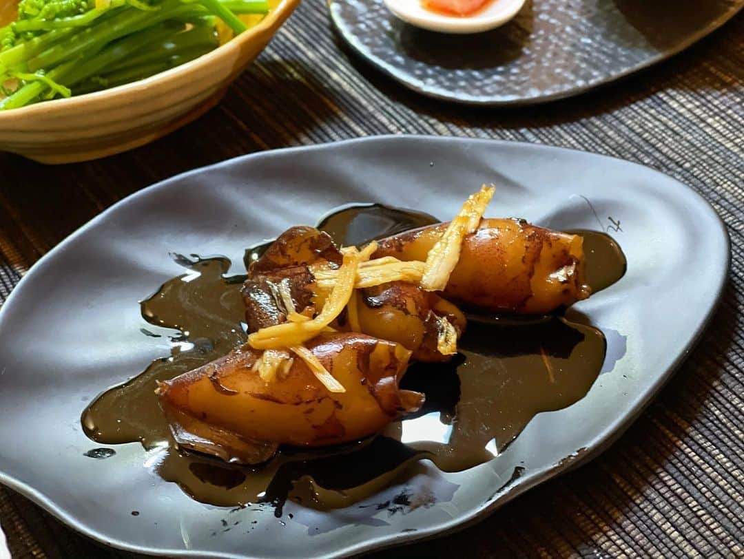 中村明花 Foodさんのインスタグラム写真 - (中村明花 FoodInstagram)「. 最近定期的に市場に行っては日本では珍しい野菜を買ってきて料理しています🥬 せっかくタイに住んでいるので色んな食材を知りたくてね👩‍🍳 . 市場の食材は新鮮！！生き生きしていて見ていて楽しいです。 . 今回おこわとお浸しにした〝クワレシダ〟。 これが蕨のような食感で日本の山菜を思いださせてくれます。 灰汁がないので料理はしやすい分、山菜独特の香りがなくて物足りない感もありますが… 娘は食べやすいみたいでパクパク👧🏻 . これは見つけたらリピート！ぬめりのある野菜大好きなので知れて嬉しい野菜でした^ ^ . 炊き込みご飯もお浸しもベースは白だし。 今度簡単に作れるめんつゆと白だしの作り方投稿しますね☺︎ . ちなみにご飯炊く時はいつも氷を入れて水分量を合わせて炊くよ🍚 タイでも日本のお米は買えるけど種類は限られていたり新しいものではなかったりするので、美味しく蘇るように氷を入れて炊くと水でただ炊くよりふっくら美味しく炊けます。 （沸騰をするまでの時間ができるだけ長い方がご飯の甘みも増して美味しく炊けるから） . ちょっと古米だなと感じた時はほんの少量の米油を入れると更につやつやふっくらに炊けます✨ 本当に変わるので美味しくなっちゃって食べ過ぎ注意ですが。 何かパサつくなぁ、美味しくないお米に当っちゃったなぁと思ったら是非試してみてね🌾 . . 📖「夫婦のきずなごはん」&「1回のお買い物で3日献立　夫婦のきずなごはん」発売中  #タイで作る日本食  #cooking #Japanesefood」4月7日 22時41分 - sayaka_nakamura_food