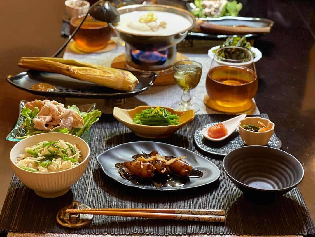 中村明花 Foodさんのインスタグラム写真 - (中村明花 FoodInstagram)「. 最近定期的に市場に行っては日本では珍しい野菜を買ってきて料理しています🥬 せっかくタイに住んでいるので色んな食材を知りたくてね👩‍🍳 . 市場の食材は新鮮！！生き生きしていて見ていて楽しいです。 . 今回おこわとお浸しにした〝クワレシダ〟。 これが蕨のような食感で日本の山菜を思いださせてくれます。 灰汁がないので料理はしやすい分、山菜独特の香りがなくて物足りない感もありますが… 娘は食べやすいみたいでパクパク👧🏻 . これは見つけたらリピート！ぬめりのある野菜大好きなので知れて嬉しい野菜でした^ ^ . 炊き込みご飯もお浸しもベースは白だし。 今度簡単に作れるめんつゆと白だしの作り方投稿しますね☺︎ . ちなみにご飯炊く時はいつも氷を入れて水分量を合わせて炊くよ🍚 タイでも日本のお米は買えるけど種類は限られていたり新しいものではなかったりするので、美味しく蘇るように氷を入れて炊くと水でただ炊くよりふっくら美味しく炊けます。 （沸騰をするまでの時間ができるだけ長い方がご飯の甘みも増して美味しく炊けるから） . ちょっと古米だなと感じた時はほんの少量の米油を入れると更につやつやふっくらに炊けます✨ 本当に変わるので美味しくなっちゃって食べ過ぎ注意ですが。 何かパサつくなぁ、美味しくないお米に当っちゃったなぁと思ったら是非試してみてね🌾 . . 📖「夫婦のきずなごはん」&「1回のお買い物で3日献立　夫婦のきずなごはん」発売中  #タイで作る日本食  #cooking #Japanesefood」4月7日 22時41分 - sayaka_nakamura_food