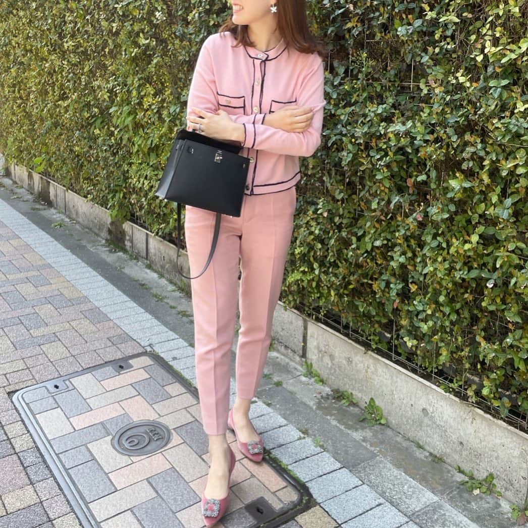 髙田麻紀子のインスタグラム：「❤︎ . たまにしたくなる全身ピンク🌸🌸🌸 . カーディガン#chanel パンツ#drawer バッグ#HERMES シューズ#manoloblahnik  . #pinkpinkpink #instagram #instagood #fashion #ootd #outfit」