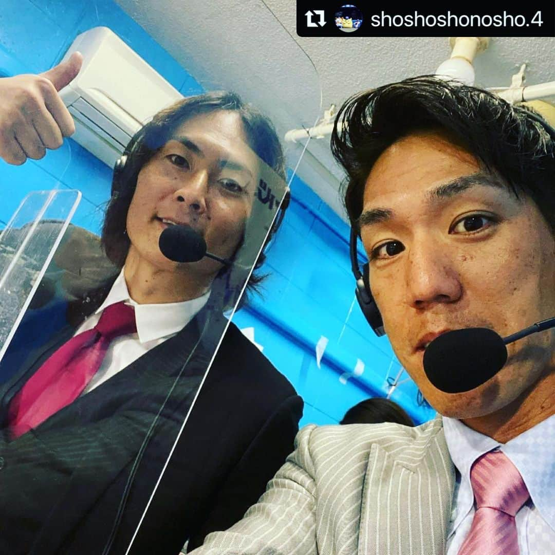 石川雄洋さんのインスタグラム写真 - (石川雄洋Instagram)「ありがとうございます！  #Repost @shoshoshonosho.4 with @make_repost ・・・ たけと2人で🎤🤗 この前、一緒に出られたのは嬉しかった😆  tvkの皆様、ありがとうございました。  その時も話しましたが、戦力外になってから、1人で挑戦し続けた姿はすごくカッコ良かった👏  せっかく準備をしていたので、プレーしてる姿を見たかったけど…  でも、こればかりは自分自身で左右できることではないので仕方がない。  しかし、たけの挑戦する姿に、これからの新生活に不安な方、様々な人達に元気や勇気を与えたと思う‼️  私自身も、メキシコ挑戦が決まるまで、1人で練習していました。 いつまで練習したらいいか、本当にプレー出来るのかと、心身共に辛かったのを思い出します。 だからこそ重なる思いがありました。  キャッチボールですら1人で出来ない… ネットにひたすら投げる日々、マシン相手にずっと打っていたのを今でも覚えています。  苦しかったですが、挑戦したからこそ、メキシコでもプロ野球選手になる事ができ、今の私があります。 その時の経験は今、とても私の支えとなり力にもなっています。  だから、たけにもこの挑戦した経験を次の道や、自分の支えにしてほしい！  私も今、日々現役以上にコーチに解説に野球を勉強しています。  またいつか2人で、グランドに立てる日を目標に頑張ろう👍 そんな時が来たらファンの皆さんに喜んでもらえると嬉しいです🤗  #石川雄洋  #横浜denaベイスターズ  #日々成長  #挑戦  #お互い頑張ろう  #熱い男  #思い出たくさん  #入学式 #入社式  #新生活  #新生活応援」4月7日 22時51分 - takehiro.ishikawa_official