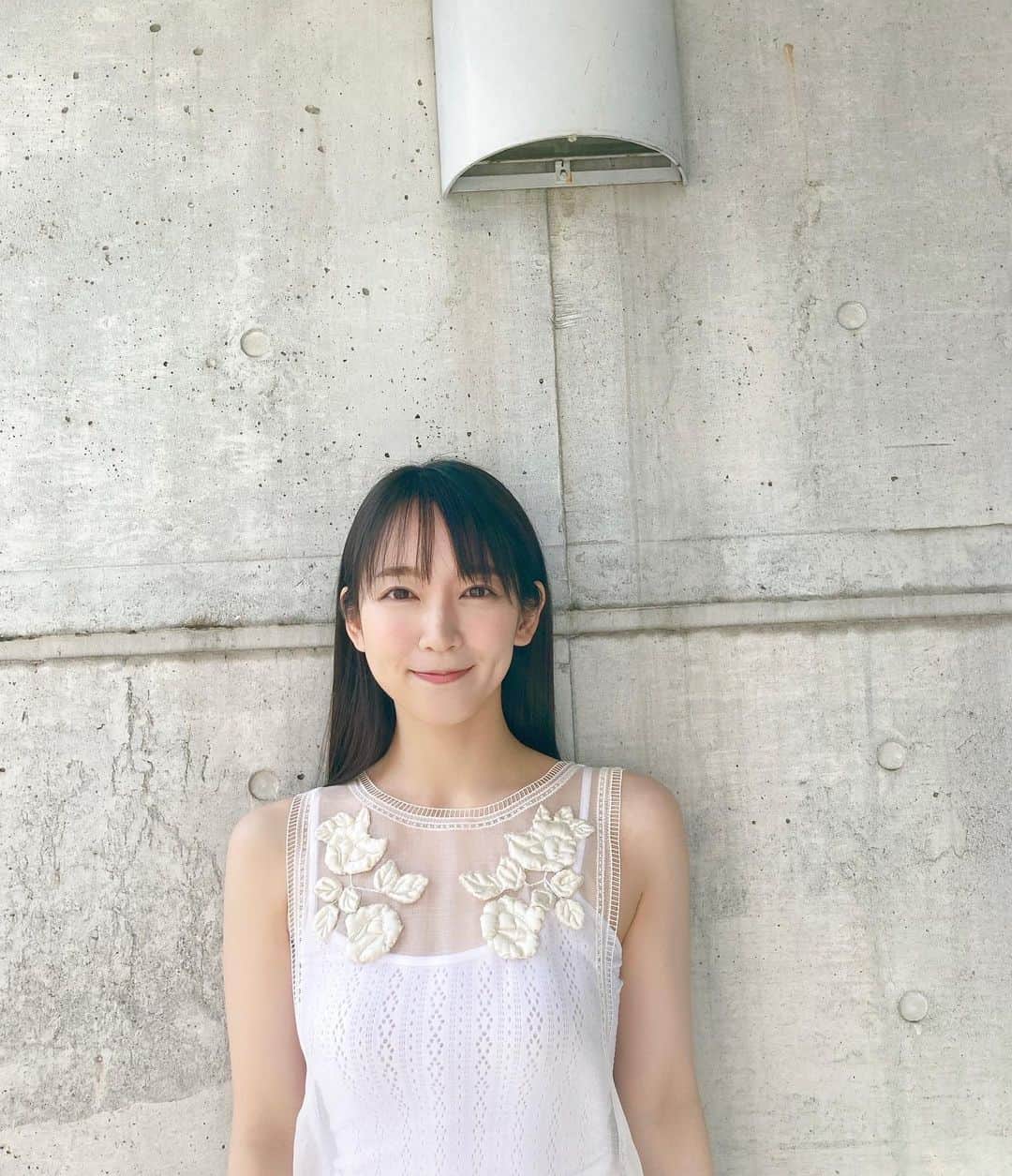吉岡里帆（マネージャー）のインスタグラム：「明日、『レンアイ漫画家』第一話OAです〜！ 朝から夕方まで鈴木亮平さんと共に電波ジャック⚡️からのドラマチームでVS魂も⚡️⚡️ お時間あればぜひご覧ください！  写真は先週のAERAの日に撮ったものです🌸衣装も吉岡さんもとても可愛いですね🌸🌸  hair&makeup @nobusawahitoshi  styling @maruko_maki   #いつかの吉岡さん  （早起き怖い）」