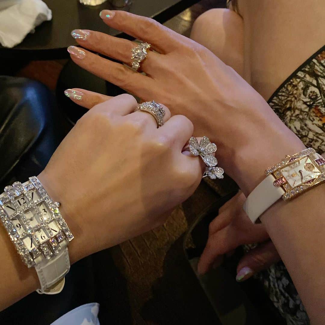 麻美さんのインスタグラム写真 - (麻美Instagram)「@g_dramaki_  まきちゃんの指輪が💍凄い❣️ 🤤🤤🤤 ． #harrywinston」4月7日 23時42分 - mami0s