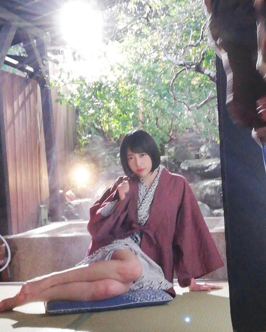 夏目響さんのインスタグラム写真 - (夏目響Instagram)「チラッ……ニヤッ♪  社長、本日もお疲れ様でした。 ・ ・ ・ ・ ・ 今日も好きでいてくれてありがとう。 そんな素敵なあなたが、私も大好き♪ 明日も一緒にえいえいおー！  最新作、沢山のご予約感謝します！毎月の新作解禁に合わせ、応援してくれる皆様がいつも楽しく予約をしてくれる。ありがとう。ありがとう。 ・ ・ ・ ・ ・ 5月の新作、DVDご予約開始しました☺️ 何卒よろしくお願いします💋  タイトル 「私の方が良いでしょ？奥様を忘れるぐらいメチャクチャ抱いて」 リスク覚悟で抱きたくなる恵体な愛人と不倫温泉旅行 夏目響  ——では最後に一言ください。 「はい。……私は◯◯であることに誇りを持っています」  私は普段、某企業で社長秘書をしている平凡な人間です。 でも、秘密があります。 それは直属の上司であり家庭がある社長と不倫していること。  いつものように出張へ同行。 旅行？　違います。仕事です笑 しかし今回は、ある媒体さんから密着取材を極秘で受けています。社長にも内緒で。 なんでも、「愛人の実態」について知りたいそうで。 だから社長に嘘をついてカメラ片手に過ごすことに。  ではこれから、そんな私の日常を皆さんに少しだけお見せしますね……  ●FANZA(通常版)⬇️ https://www.dmm.co.jp/mono/dvd/-/detail/=/cid=1stars382/  ●SODprime(生パンツ&写真付限定版、ブロマイド2枚付限定版有)⬇️ https://ec.sod.co.jp/prime/videos/?id=STARS-382  ●Amazon(生パンツ&写真付限定版、通常版有)⬇️ https://www.amazon.co.jp/dp/B091Y2ZR92  #旅館 #旅館浴衣 #和室 #温泉旅館 #旅館デート #温泉 #温泉デート #出張 #社長秘書 #不倫 #不倫デート #不倫旅行 #愛人 #ナチュラルメイク #黒髪ボブ #黒髪ショート #浴衣 #露天風呂 #露天風呂付き客室 #撮影 #撮影モデル #セクシー女優 #アダルト女優 #av女優 #夏目響 #adultactress #ヌートモデル #nudemodel #japanesegirl #japdnesemodel」4月8日 0時09分 - hibikinatsume