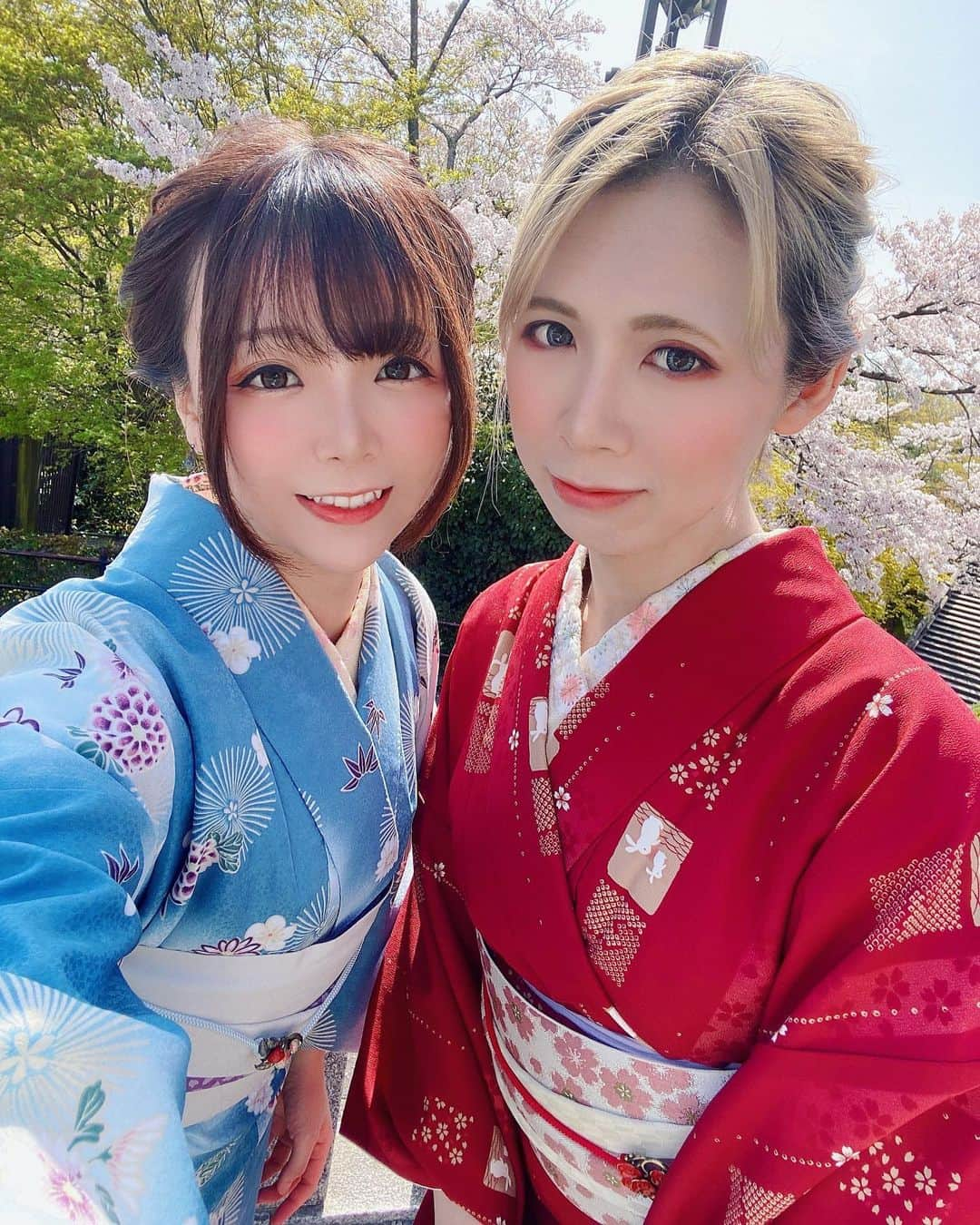 小桃のインスタグラム：「with 親友Jyumi❤️ 裝著前後w 自古紅藍出CP💕（不對！  #京都 #kyoto #kimono #着物 #清水寺 #kiyomizudera #さくら #桜 #sakura #日本 #japan」