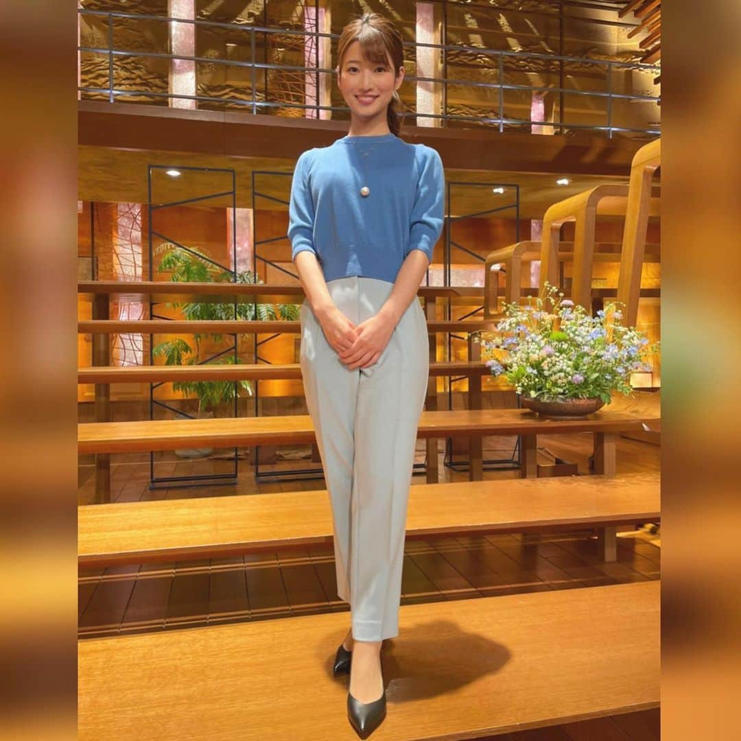 安藤萌々さんのインスタグラム写真 - (安藤萌々Instagram)「こんばんは🌙 月曜日の衣装は綺麗な青💙  大谷翔平選手の二刀流について、川上憲伸さんに伺いました！ 松岡修造さんとは、初共演でした🔥フォアーの大声は、キャディのアルバイトで磨きをかけたので得意です。笑  トップス #estnation パンツ #plst ピアス #jouete  火曜日は 前田智徳さんと初共演でした✨ 優しく何でも教えて下さる前田さん、憲伸さんに感謝です。  衣装はデニムのスカートにストライプのパワショルが爽やかでした！  ブルーブラウス　 #LaboutiqueBonBon  デニムスカート #Andcouture   明日もよろしくお願いします😊   #川上憲伸 さん #前田智徳 さん  #松岡修造 さん  #野球 #スポーツコーナー  #競泳  #春服 #パンツスタイル #働く女性 #サマーニット  #ブルベ夏 風  #あみおろしアレンジ  #ポニーテール  #ロングヘア #ootd #きれいめコーデ  #きれいめカジュアル」4月8日 0時21分 - momo_ando_ex