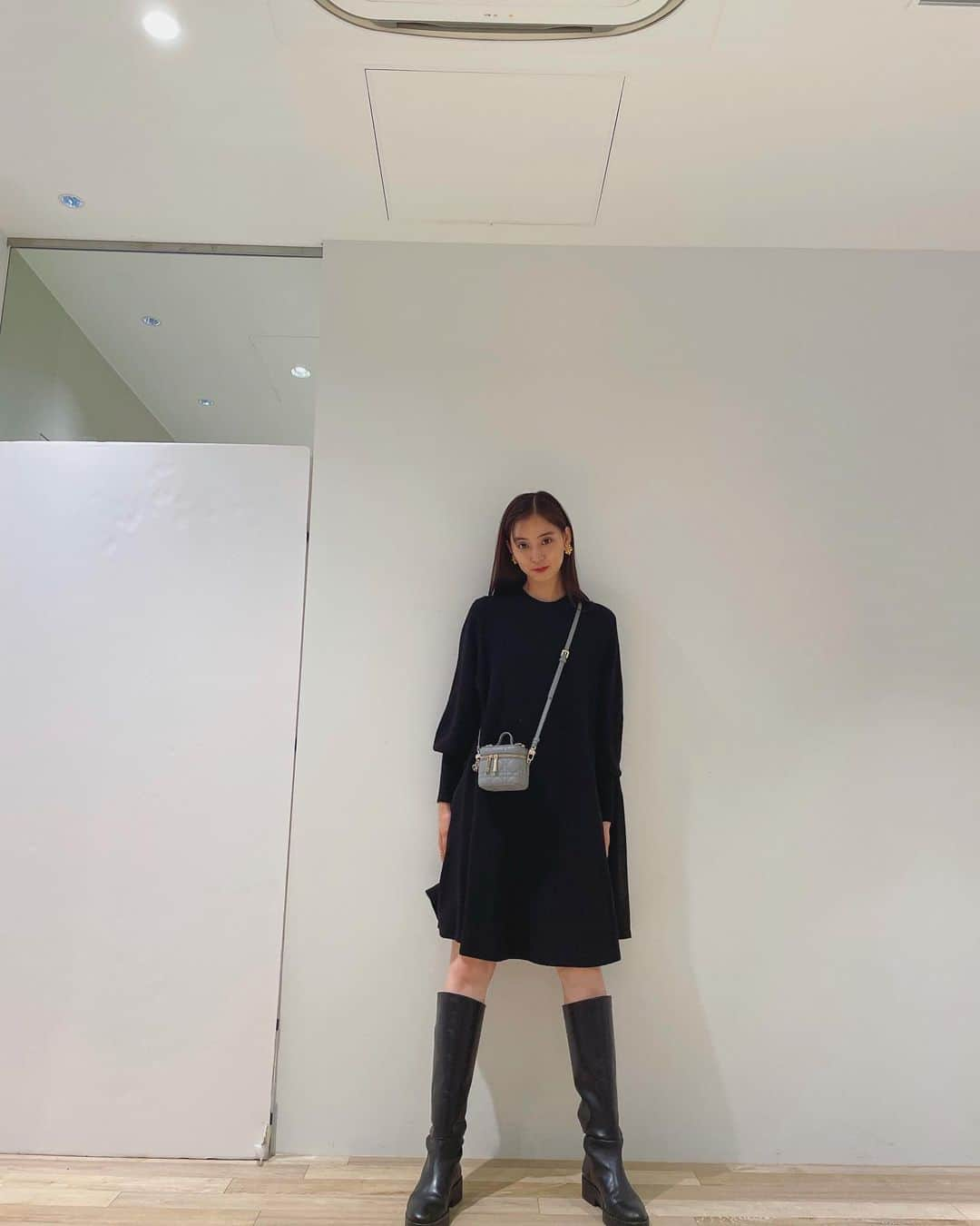 新木優子さんのインスタグラム写真 - (新木優子Instagram)「私服  ちょっと寒くてニットワンピがちょうどよかった日☺️ ニットと普通の生地のドッキングワンピ可愛い〜！ Diorのチビバニティーも可愛いーー♡  coat : @un3d_official  onepiece : @snidel_official  shoes : @zara  bag : @dior   #撮影の時だけマスク外しています🙇🏻‍♀️✨  夜中に失礼しました🙇🏻‍♀️ おやすみなさい😴」4月8日 0時43分 - yuuuuukko_