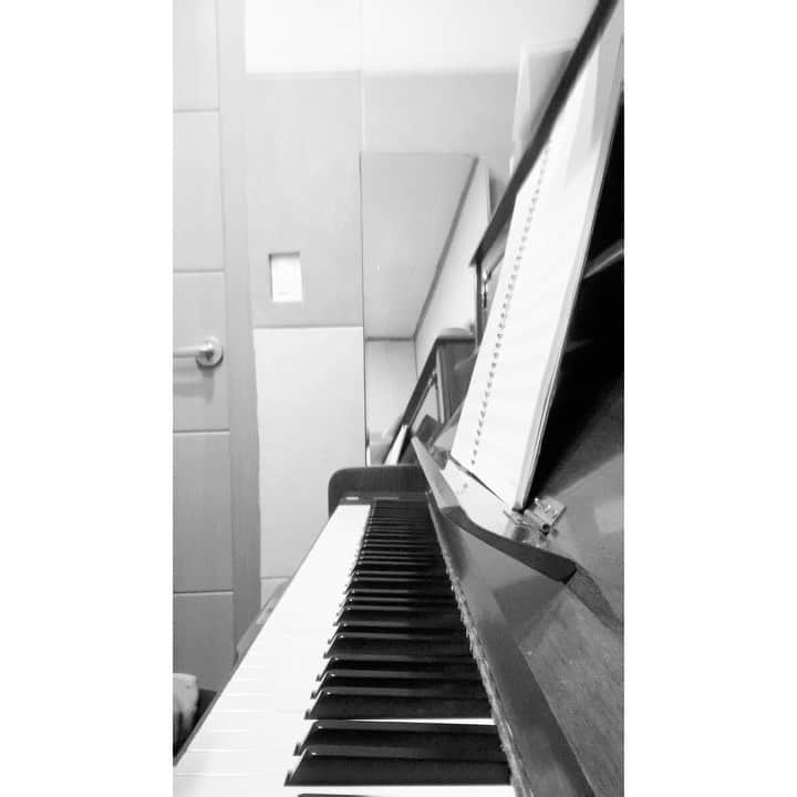 ペク・ミニョンのインスタグラム：「⠀ 미안해 내탓이야 고마워 덕분이야 🎹🌟 ⠀」