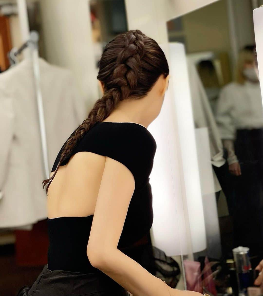 神崎恵さんのインスタグラム写真 - (神崎恵Instagram)「コメントをいただいていたスカートは、 @keitamaruyama_official です。 黒鳥が舞うような美しいスカート🦢 眺めているだけで十分すぎるほど綺麗なのに、身に纏うと裾の動きやボリュームにまたうっとり。 ヘアは裏編みこみしました🪢 ラーメンマンを思い出した方、お友だちになりましょ🍜🍥 昭和限定になっちゃうかな😂  スカート　@keitamaruyama_official  ニットワンピ　@numeroventuno  中に着ているこのニットワンピもラインが最高に綺麗でした。  styled by @1030kei  hair by @banemaki」4月8日 12時44分 - megumi_kanzaki