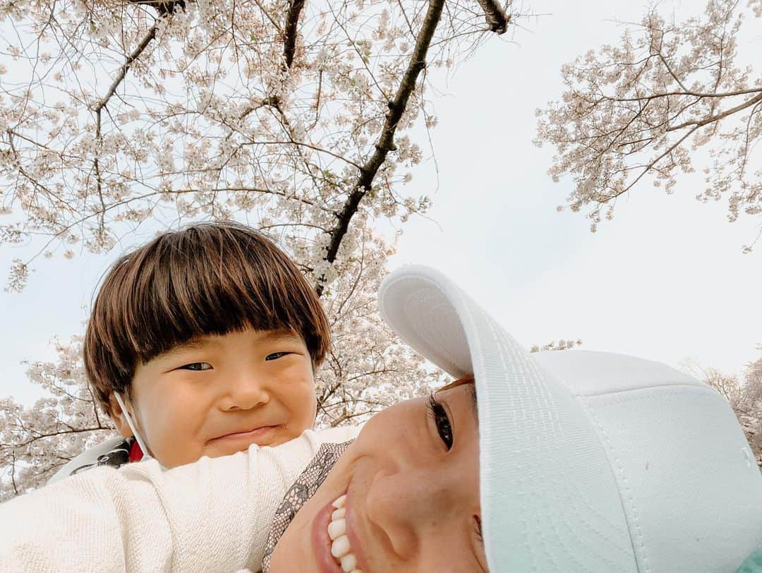 岡本雅世さんのインスタグラム写真 - (岡本雅世Instagram)「・・・  ・ ・ ピア王子との公園遊びが  私の最高のリフレッシュ✨  そして最高に気持ちいい桜の季節はあっという間🌸  昨日王子のお迎えの車で、たまたまTVで東吉野の枝垂桜の映像流れてて、  わぁ連れてってあげたいなぁ〜  って思ったけど、  流石に1人でおチビ2人連れて東吉野までは…😅🚗⛰  来年は連れてあげたいなぁ ついでに山でBBQとか最高やろなぁ❤︎  #桜2021 #公園遊び #ピクニック #ピア王子 #5歳男の子 #ママライフ #子供との時間 #リフレッシュ #こどものいる暮らし #かわいい #赤ちゃん #家族 #幸せ #息子 #娘 #笑顔 #楽しい #カジュアル #子供 #最高 #公園 #山 #兄弟 #愛」4月8日 11時22分 - masayo_okamoto